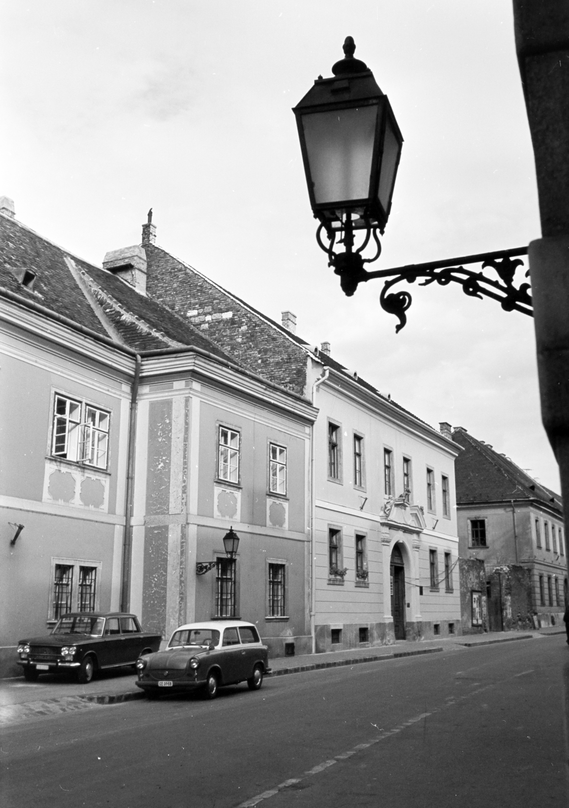 Magyarország, budai Vár, Budapest I., Úri utca, a 45. számú ház után a felújított 43-as számú lakóház látható., 1966, Artfókusz, Fábián József, Budapest, Fortepan #280715