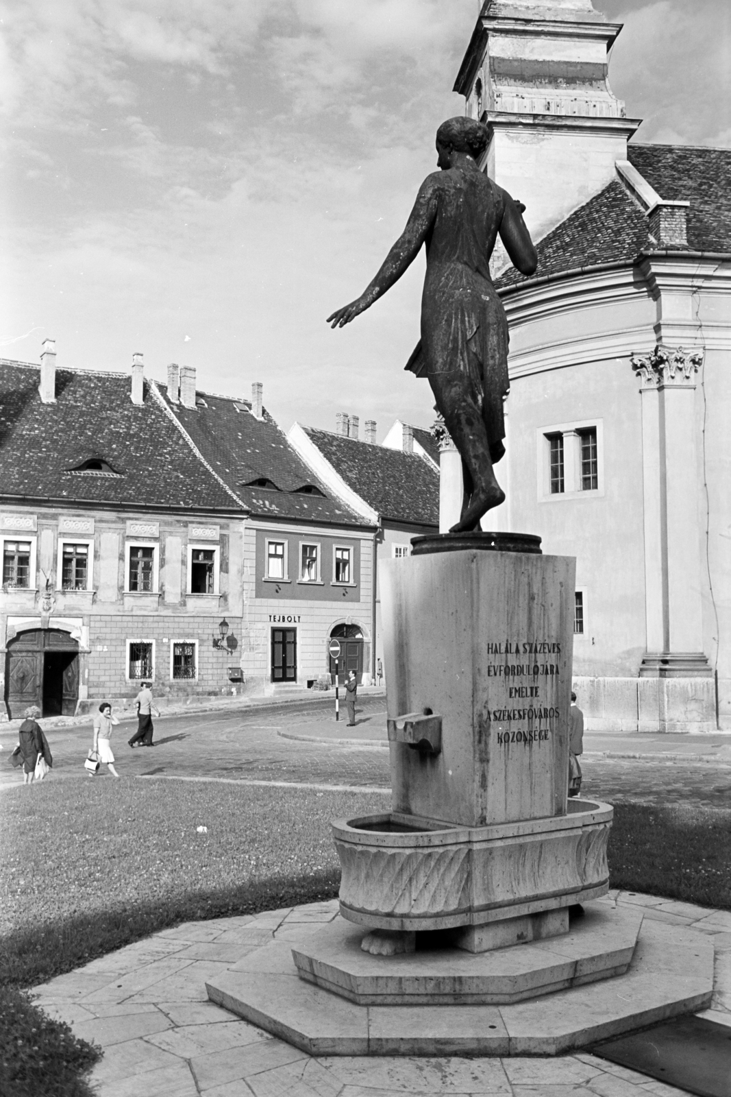 Magyarország, budai Vár, Budapest I., Bécsi kapu tér, Kazinczy-emlékkút (Pásztor János, 1936.). Háttérben a Budavári Evangélikus templom és a Táncsics Mihály utca torkolata. látható., 1969, Artfókusz, Fábián József, Budapest, Fortepan #280717