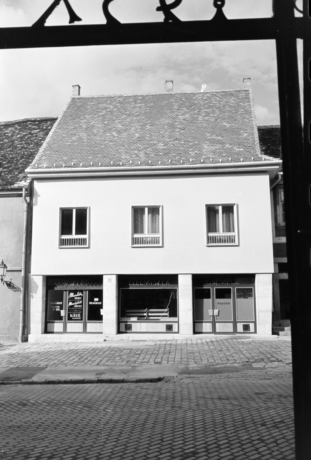 Hungary, Budapest I., Fortuna utca, szemben az újonnan épült 21-es számú ház, a felvétel a 14-es számú épület kapujánál készült., 1966, Artfókusz, Budapest, Fortepan #280718
