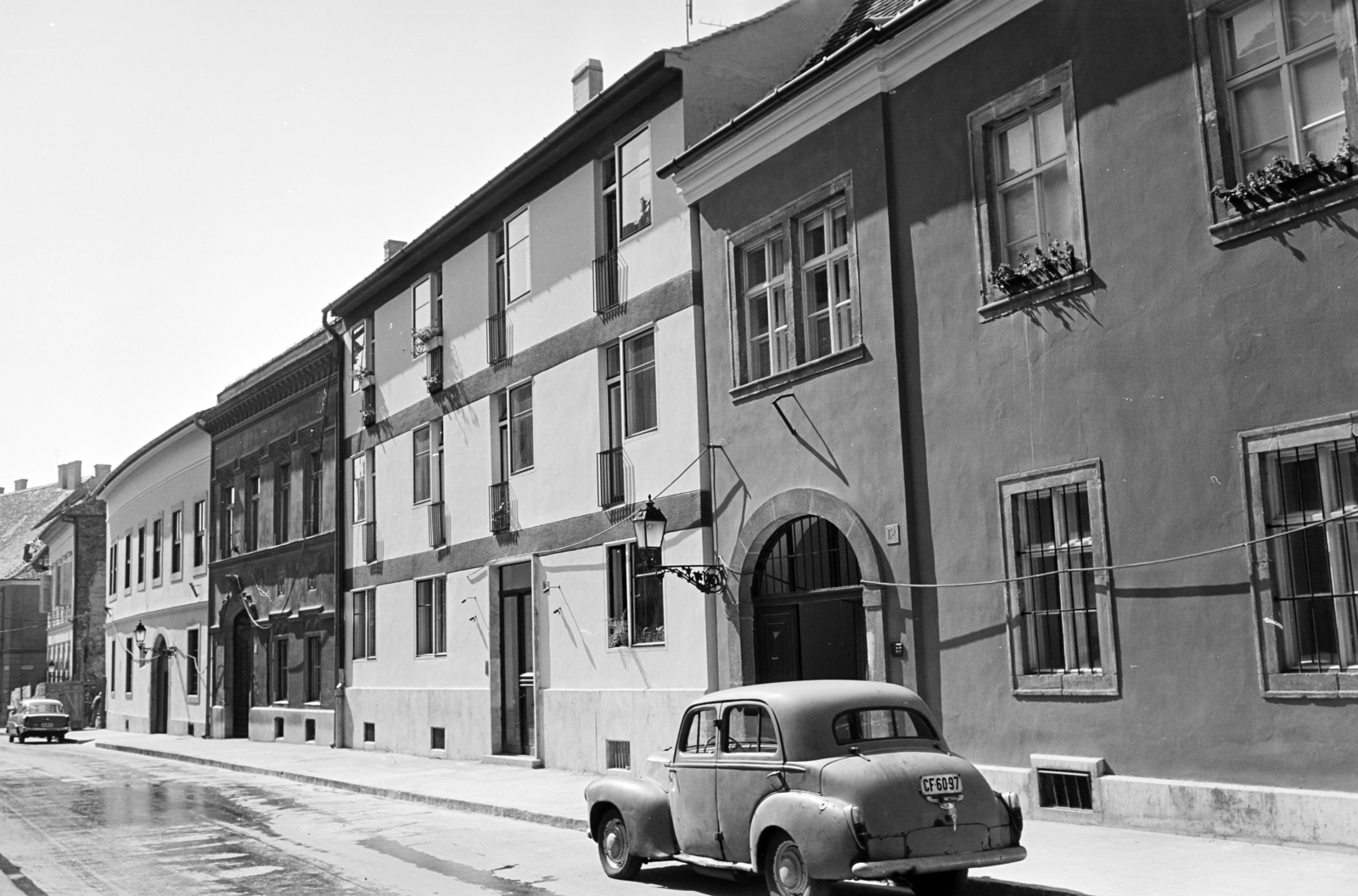 Magyarország, budai Vár, Budapest I., Úri utca, bal szélen a Dísz tér - Móra Ferenc utca sarkán álló ház látható., 1966, Artfókusz, Fábián József, rendszám, Budapest, Fortepan #280723