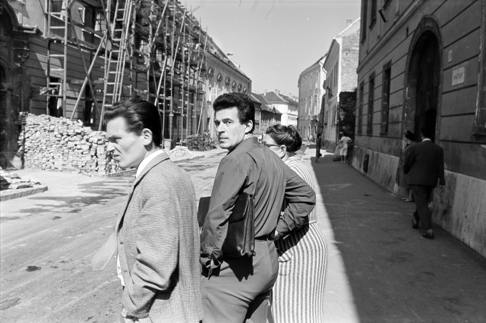 Hungary, Budapest I., Úri utca, a felvétel a 39-es szám alatti MAVAD előtt készült. A túloldalon a felállványozott 48-50-es számú épület látható., 1966, Artfókusz, looking back, Budapest, Fortepan #280726
