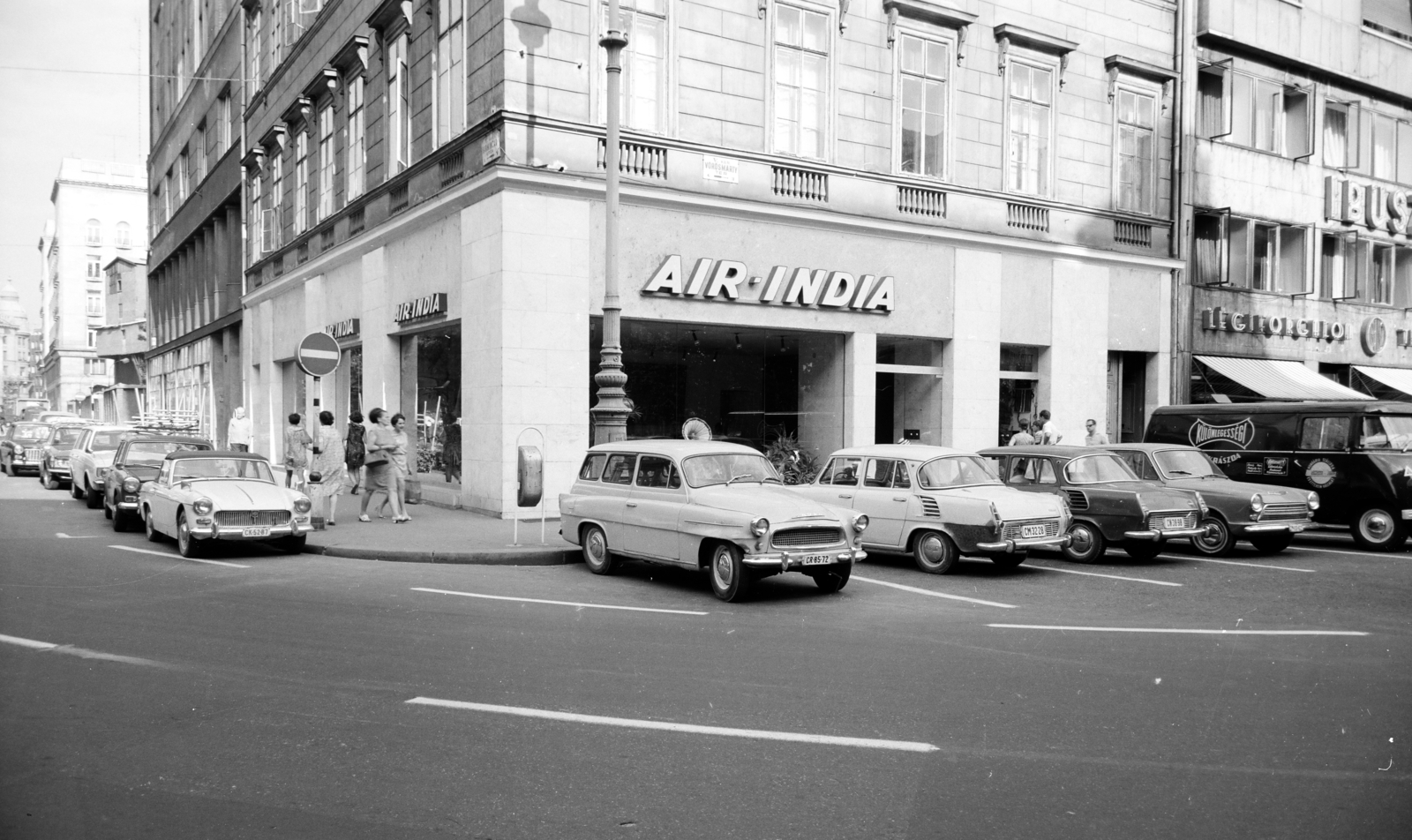 Magyarország, Budapest V., Vörösmarty tér - Harmincad utca sarok, az Air-India légitársaság képviselete., 1969, Artfókusz, Fábián József, parkoló, Budapest, Fortepan #280731
