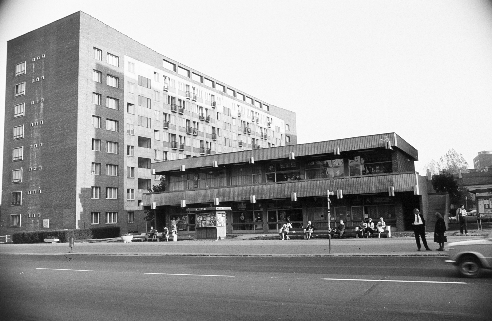 Magyarország, Pécs, Esztergár Lajos utca (39-es dandár út), szolgáltatóház, balra látható az 1-es számú ház a Zipernovszky Károly utca mellett., 1979, Artfókusz, Fábián József, Fortepan #280737