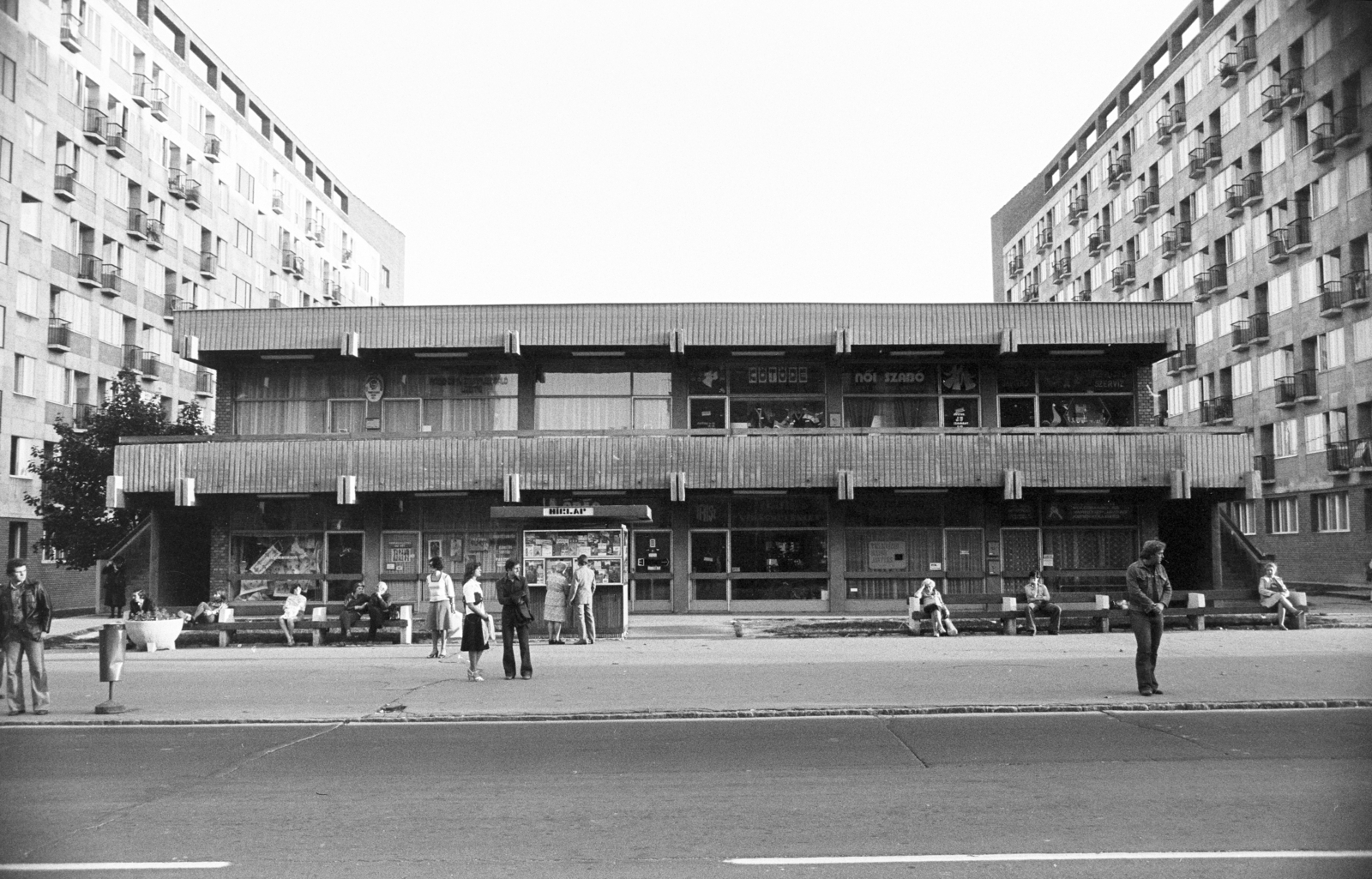Hungary, Pécs, Esztergár Lajos utca (39-es dandár út), szolgáltatóház az 1-es és a 3-as számú ház között., 1979, Artfókusz, newsstand, Fortepan #280738