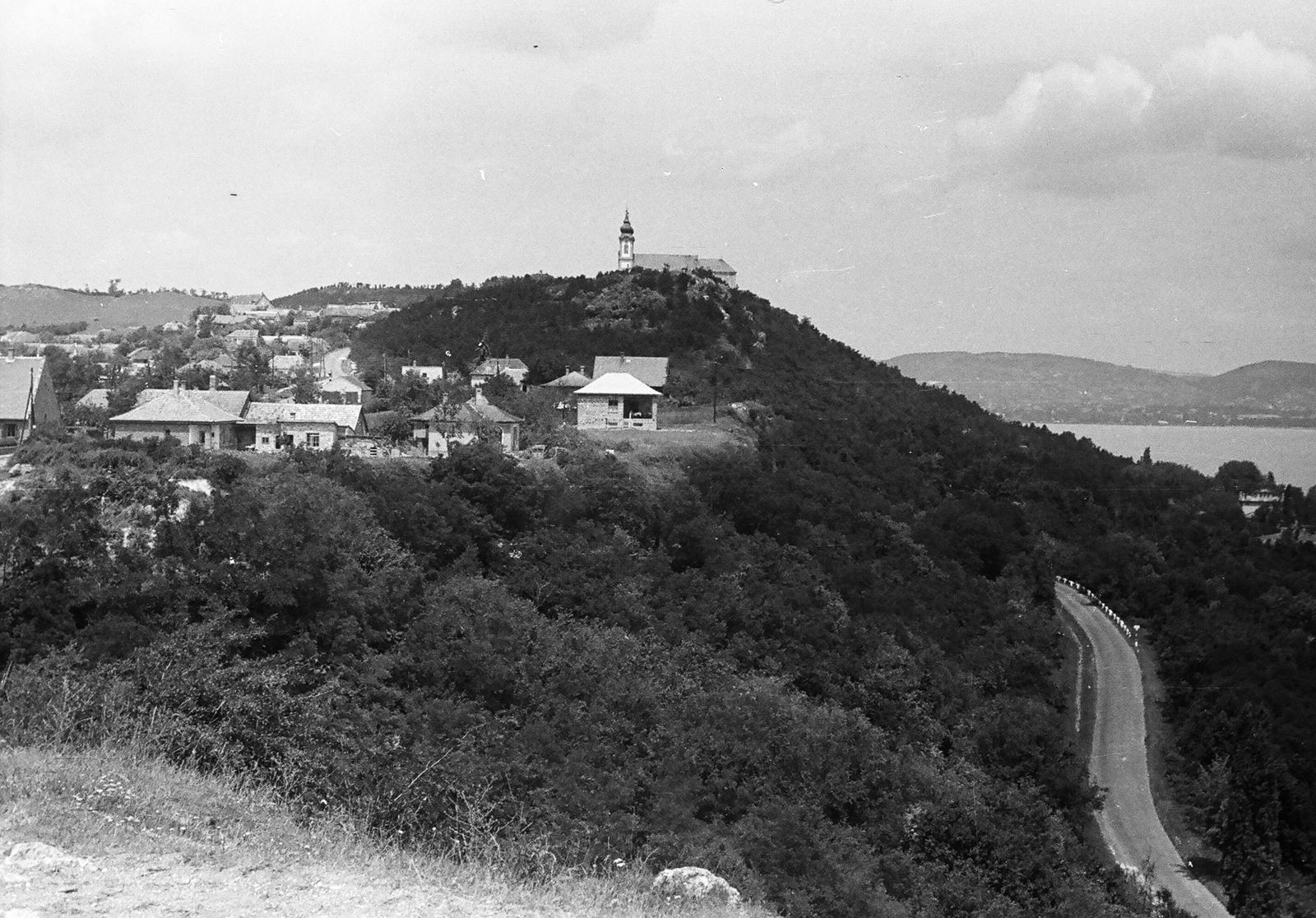 Hungary,Lake Balaton, Tihany, háttérben az apátság., 1959, Umann Kornél, picture, Fortepan #28074