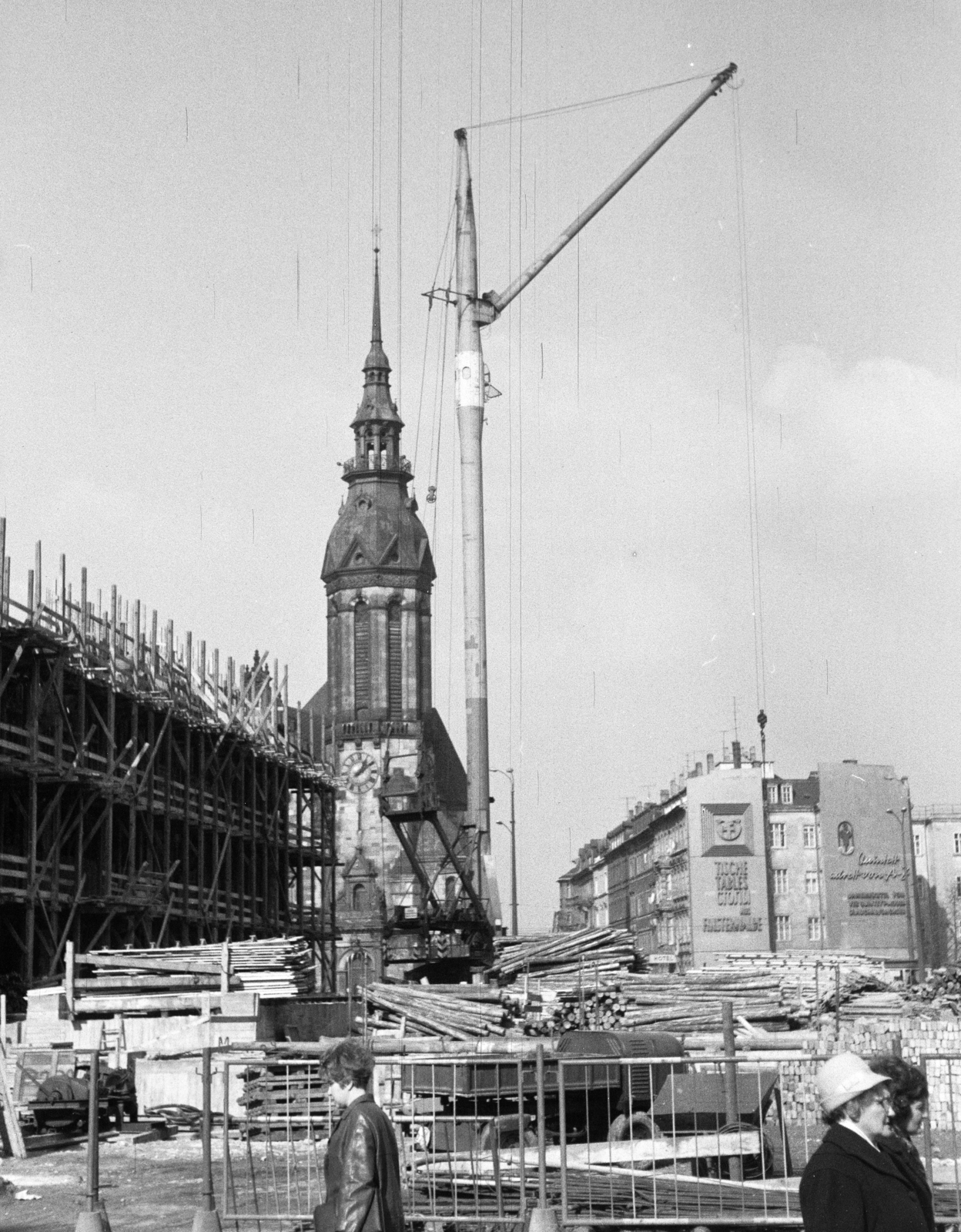Németország, Lipcse, Brühl, előtérben a Konsument Áruház építkezése, e mögött a református templom és a Löhrstraße., 1967, Artfókusz, Fábián József, Fortepan #280740