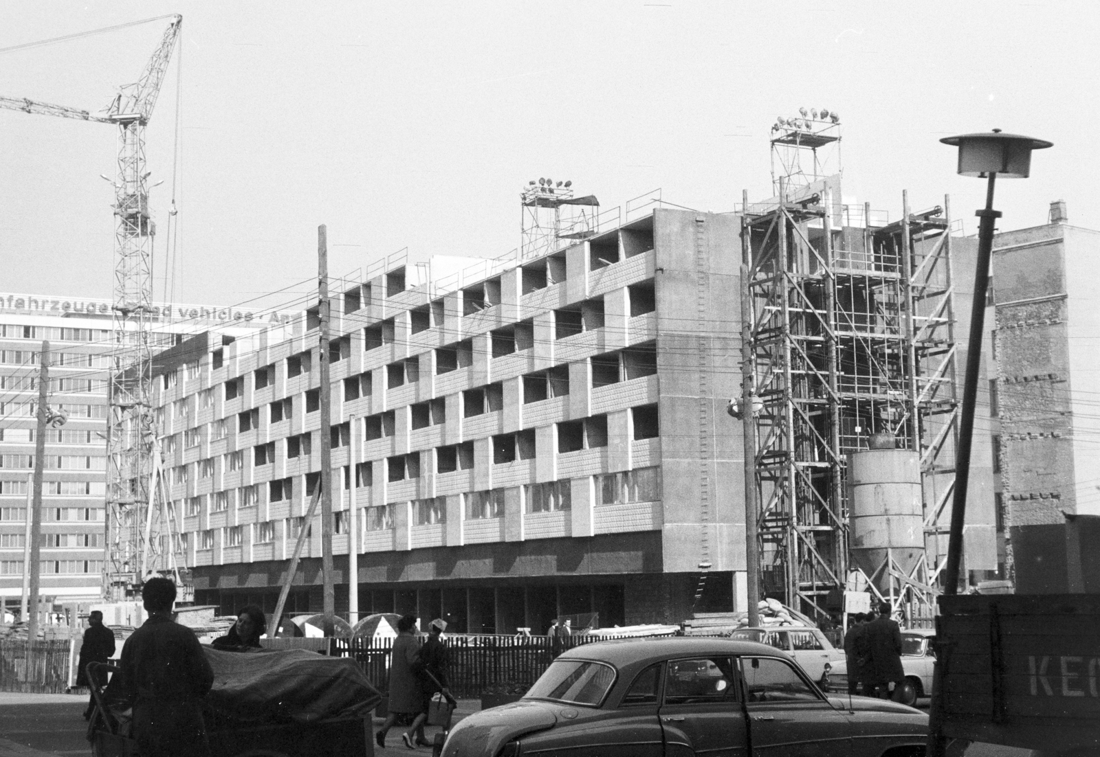 Németország, Lipcse, Reichsstraße, szemben a 16-18. szám építése, balra a háttérben az „Interpelz” külkereskedelmi vállal székház (Brühlpelz-Hochhaus)., 1967, Artfókusz, Fábián József, NDK, Fortepan #280742