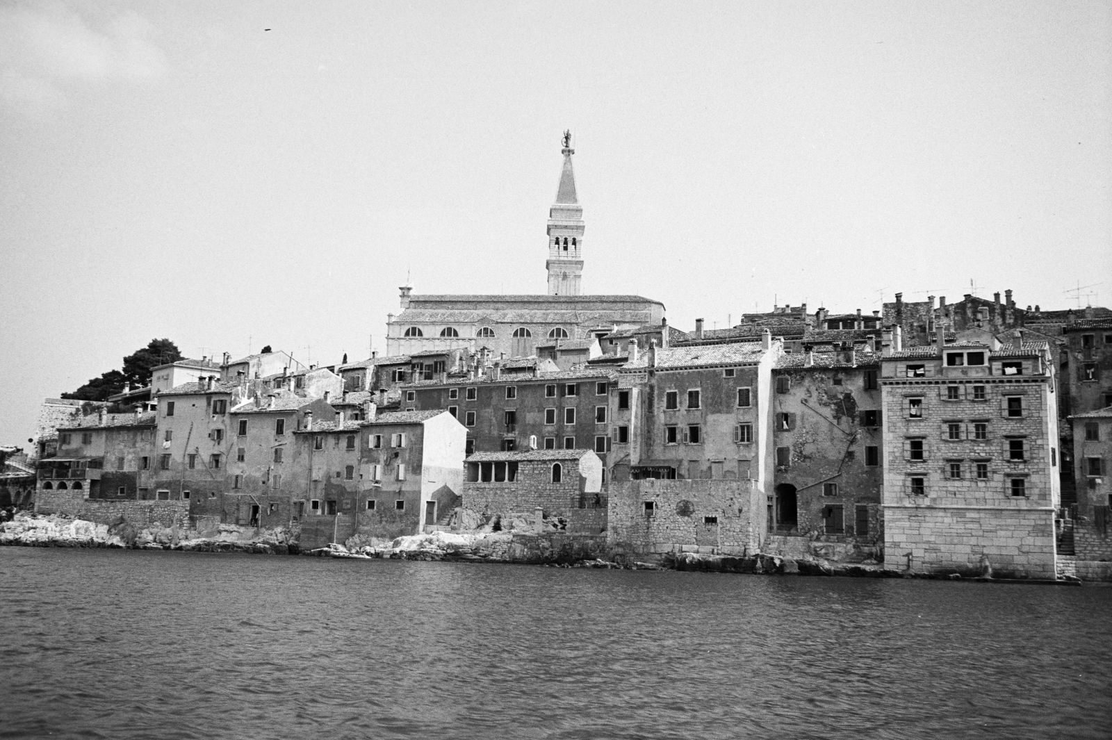 Horvátország,Adria, Rovinj, az óváros a tenger felől, középen a Szent Eufémia-székesegyház., 1970, Artfókusz, Fábián József, Jugoszlávia, Fortepan #280745