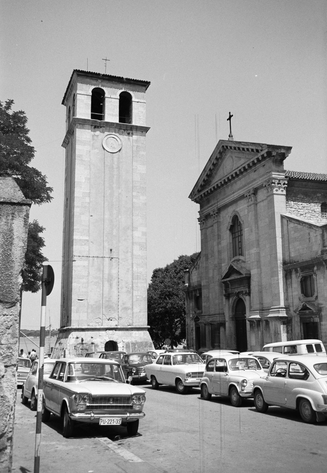 Horvátország, Póla, Kandlerova ulica, szemben a Trg Svetog Tome és ott a Mária Mennybemenetele katedrális és haragtornya., 1970, Artfókusz, Fábián József, Jugoszlávia, Fortepan #280758