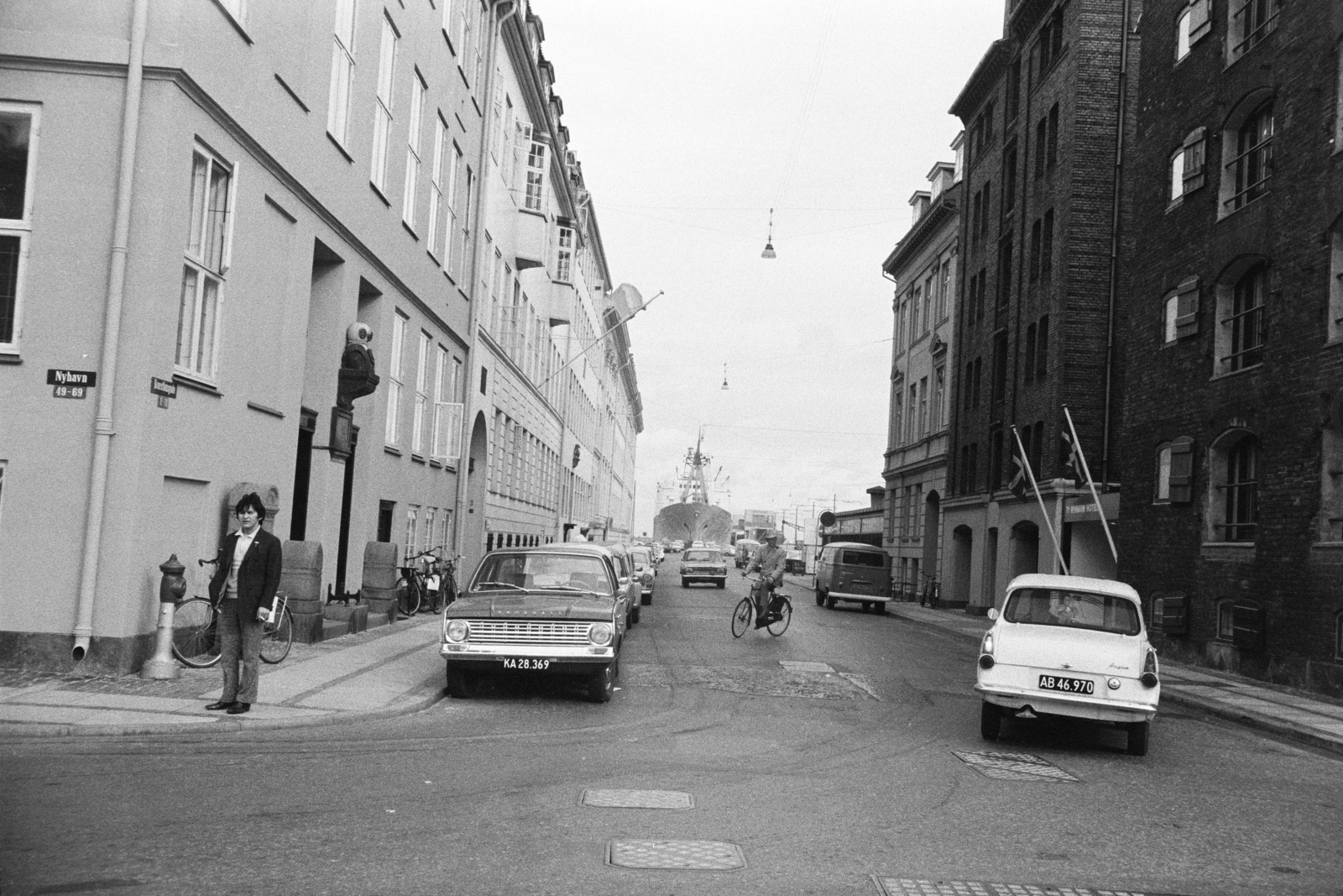 Denmark, Copenhagen, Nyhavn, szemben a Sankt Annæ Plads felé vezető Kvæsthusgade., 1971, Artfókusz, bicycle, Fortepan #280760