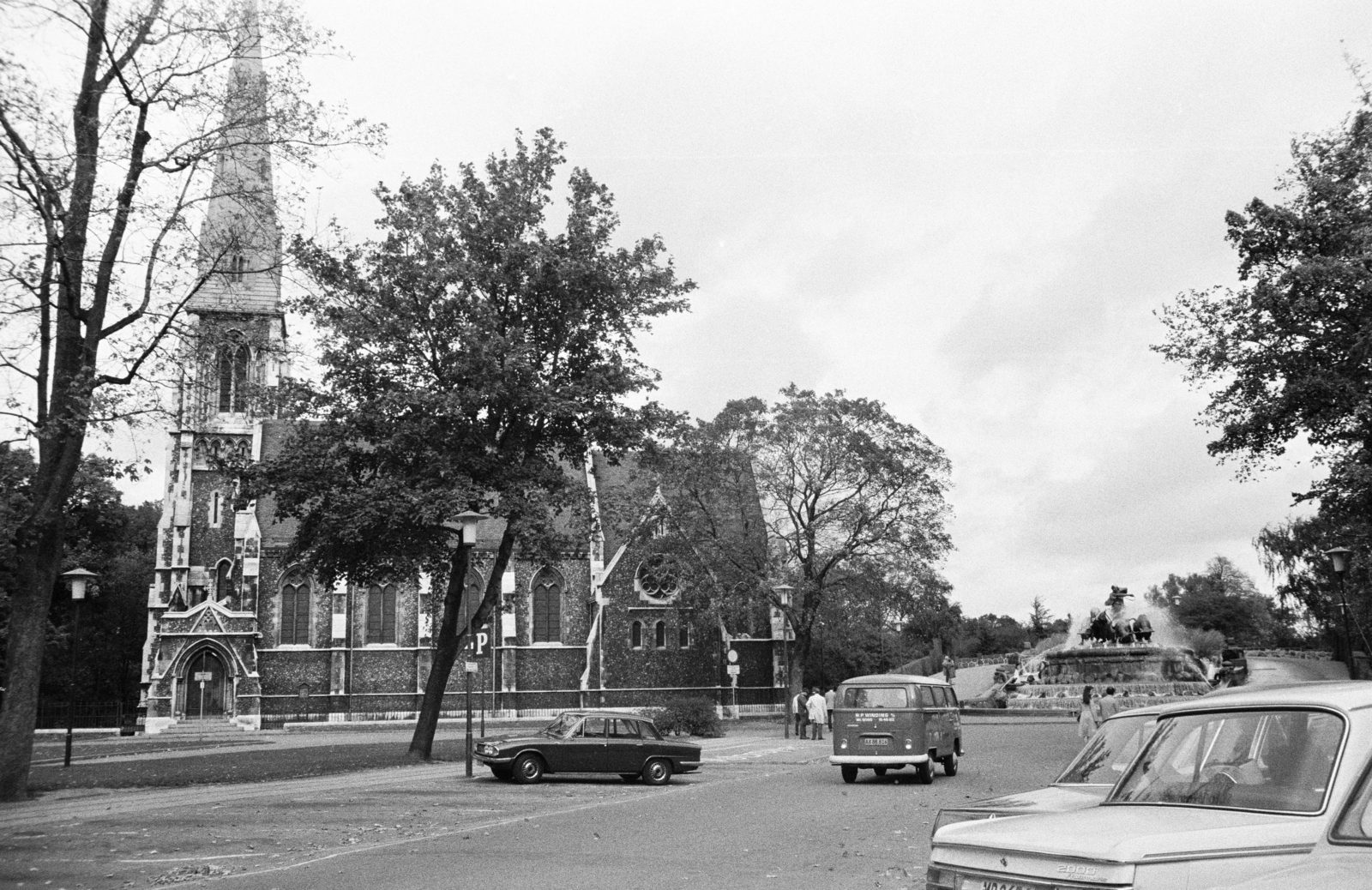 Denmark, Copenhagen, Churchillparken, balra a Sankt Albans Kirke, jobbra a Gefionspringvandet., 1971, Artfókusz, Fortepan #280761
