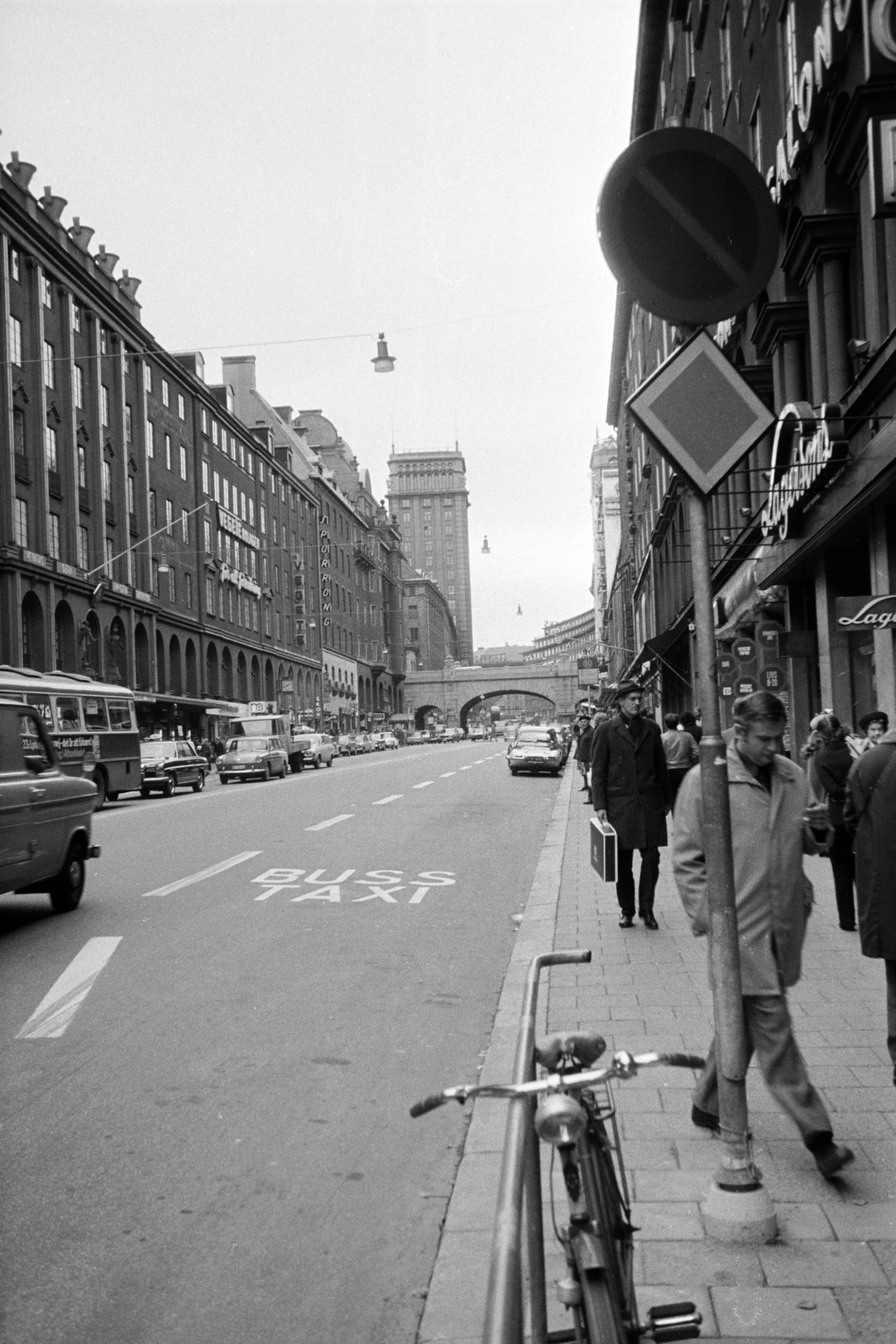 Svédország, Stockholm, a Kungsgatan a Norrlandsgatan és a Regeringsgatan között., 1971, Artfókusz, Fábián József, kerékpár, Fortepan #280763