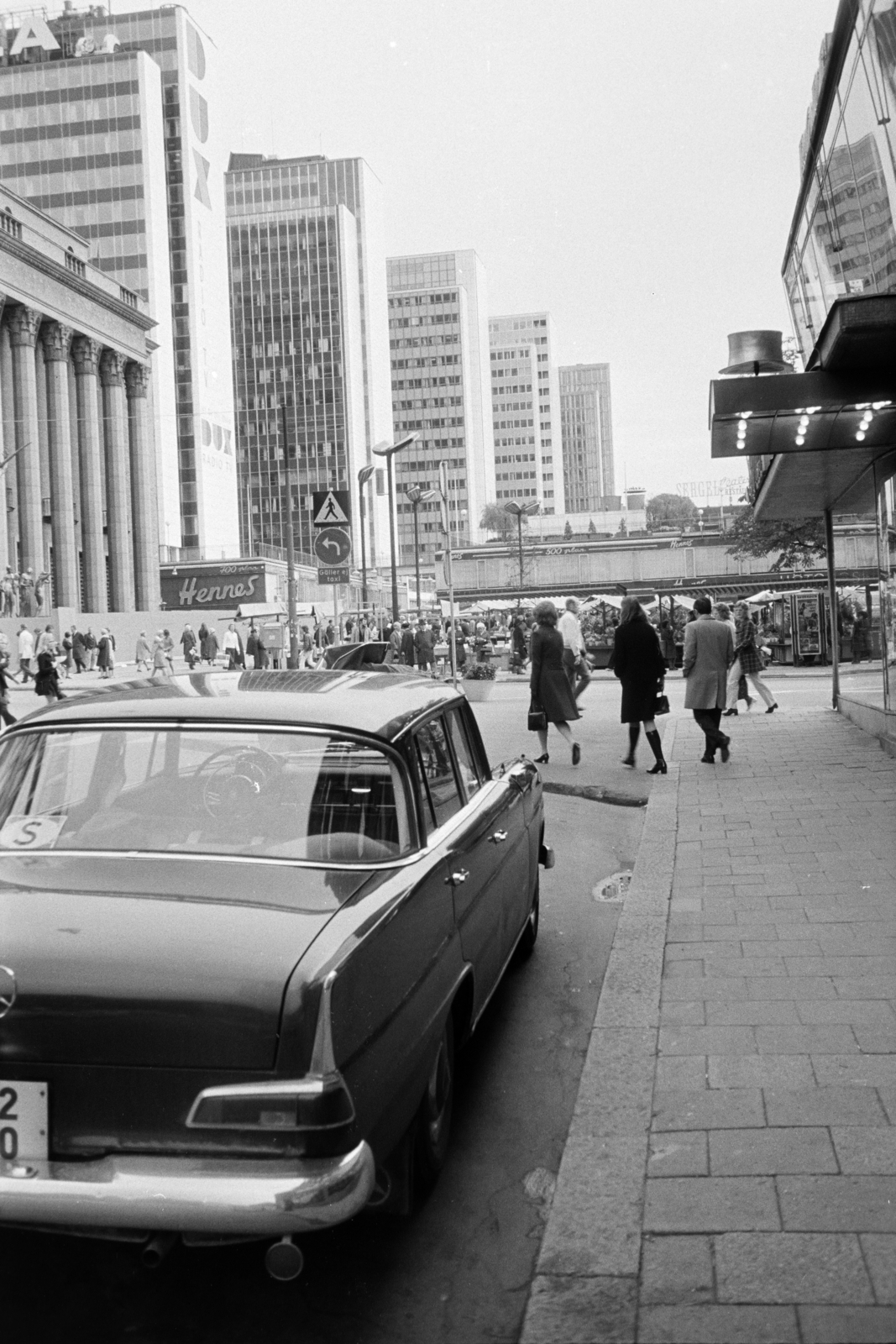 Sweden, Stockholm, a Sergelgatan a Kungsgatan-ról nézve, balra a Konserthuset Stockholm., 1971, Artfókusz, Fortepan #280764