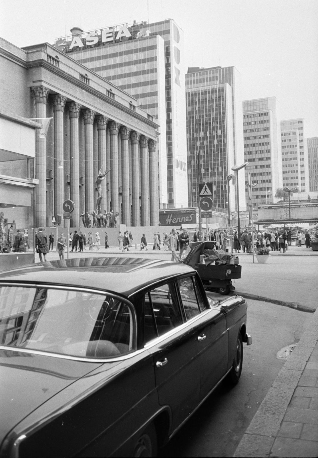 Svédország, Stockholm, a Sergelgatan a Kungsgatan-ról nézve, balra a Konserthuset Stockholm., 1971, Artfókusz, Fábián József, Fortepan #280765