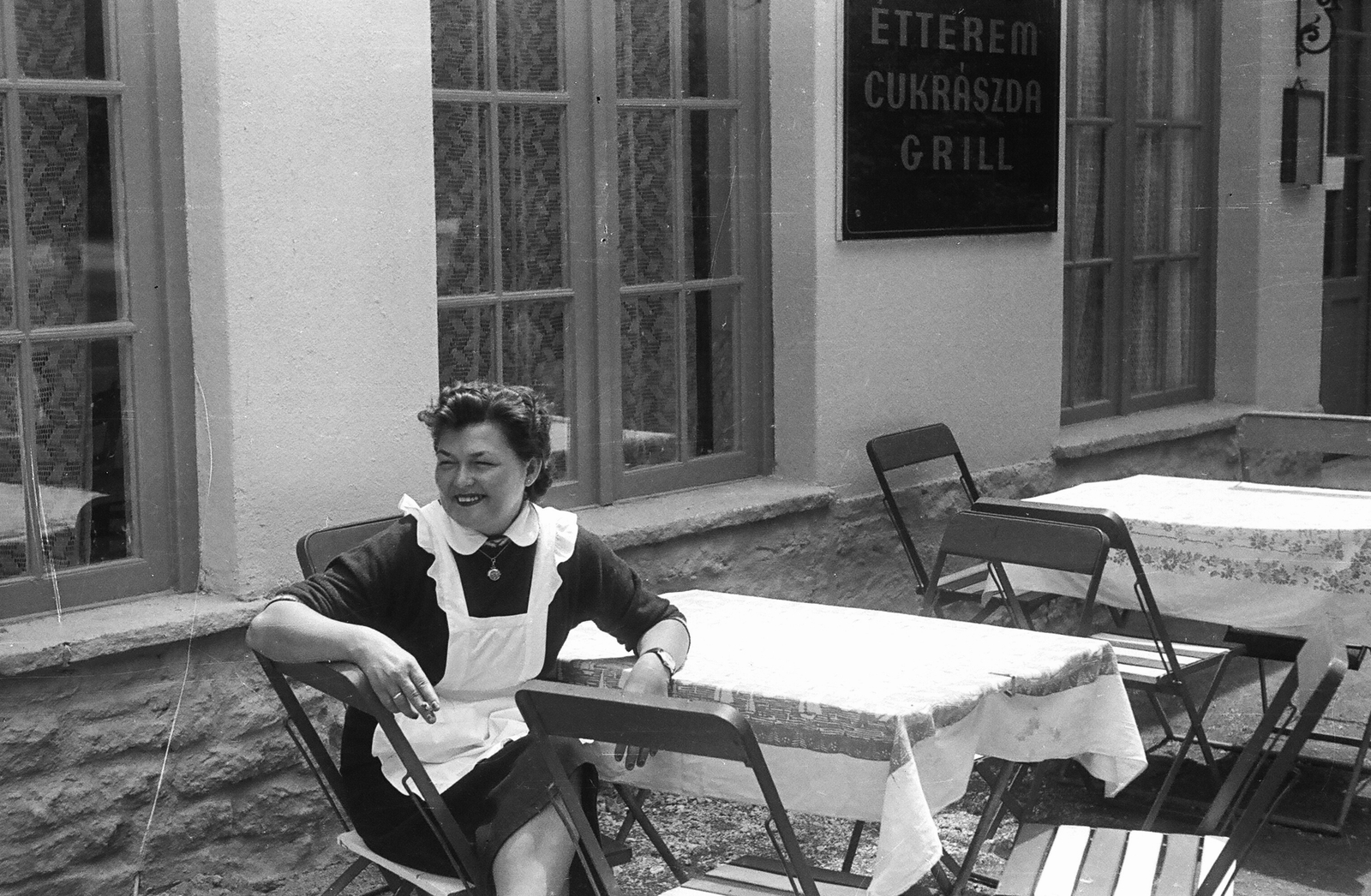 Hungary, 1959, Umann Kornél, portrait, hospitality, restaurant, woman, garden furniture, waiter, Fortepan #28077