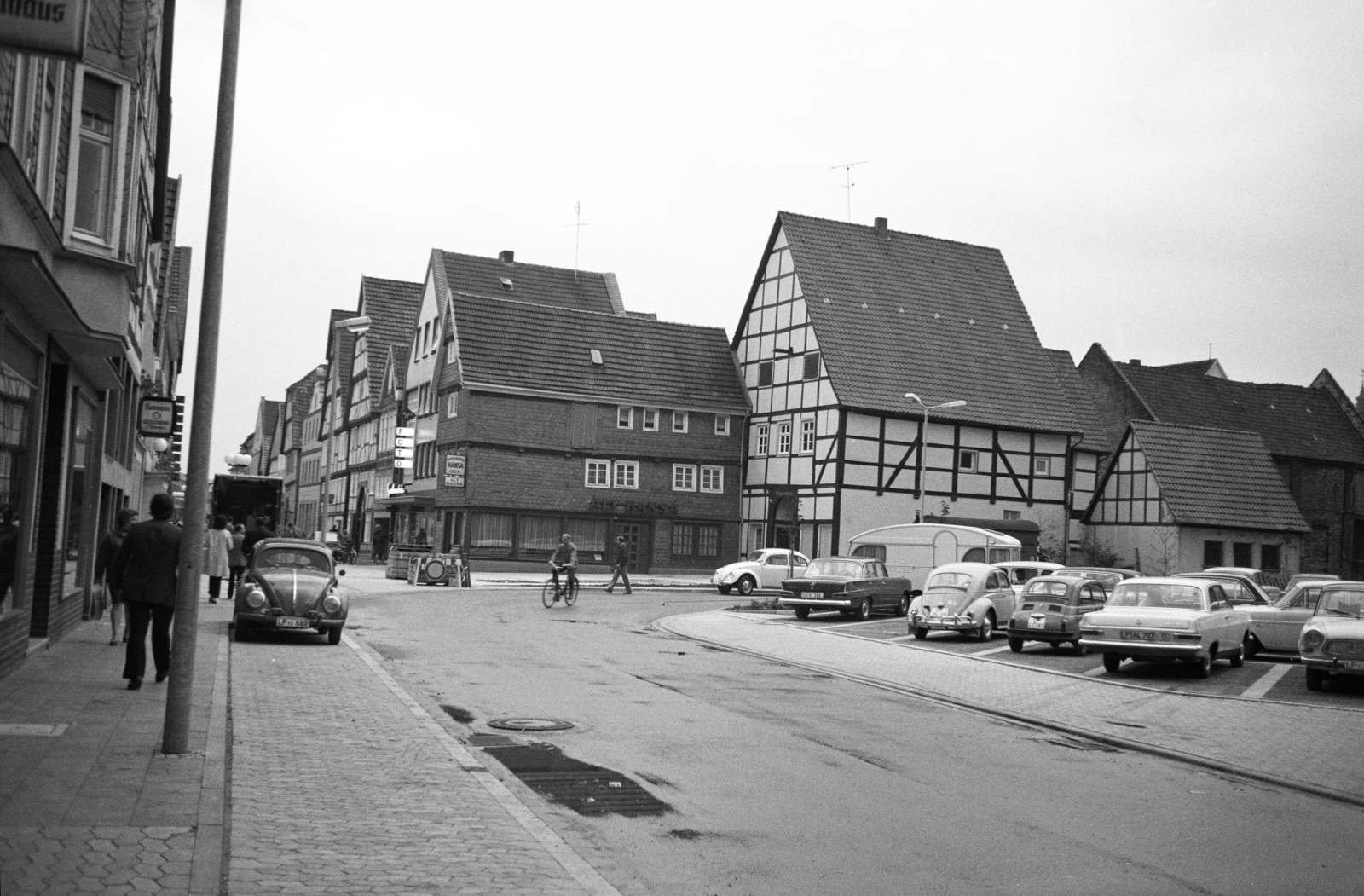 Németország, Lippstadt, Poststraße a Cappelstraße és az August-Kleine-Straße között., 1970, Artfókusz, Fábián József, Volkswagen Bogár, kerékpár, NSZK, Fortepan #280774