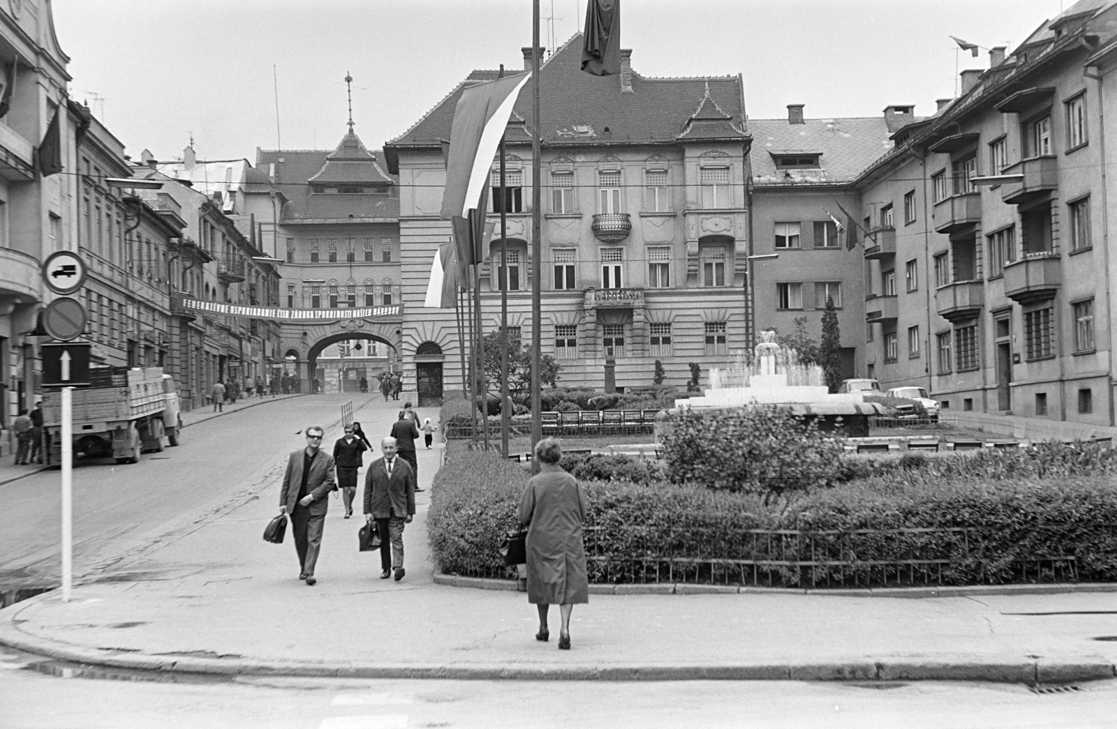 Szlovákia, Besztercebánya, előtérben az ulica Jána Cikkera, balra a Národná ulica, a kapun túl a Szlovák Nemzeti Felkelés (Slovenského národného povstania) tér., 1971, Artfókusz, Fábián József, Csehszlovákia, Fortepan #280786