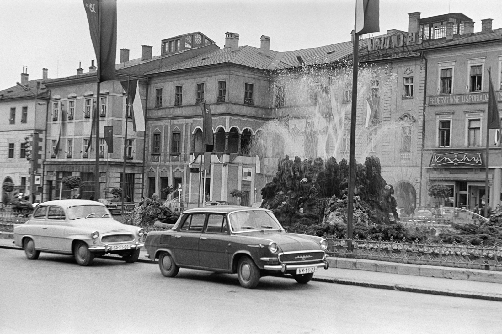Slovakia, Banská Bystrica, Szlovák Nemzeti Felkelés (Slovenského národného povstania) tér (egykor IV. Béla király tér) szemben a szökőkúttól balra a Beniczky-ház., 1971, Artfókusz, Czechoslovakia, Fortepan #280787
