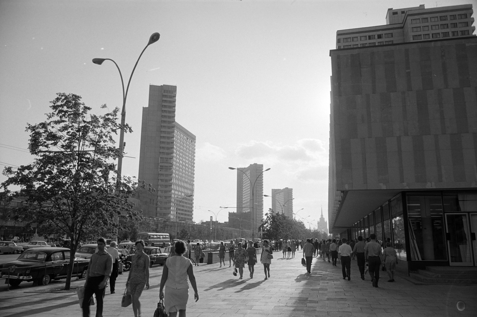 Oroszország, Moszkva, ulica Novij Arbat (proszpekt Kalinyina) a plosagy Arbatszkije Vorota felől, középen a távolban az Ukrajna Szálló., 1970, Artfókusz, Fábián József, Szovjetunió, Fortepan #280801