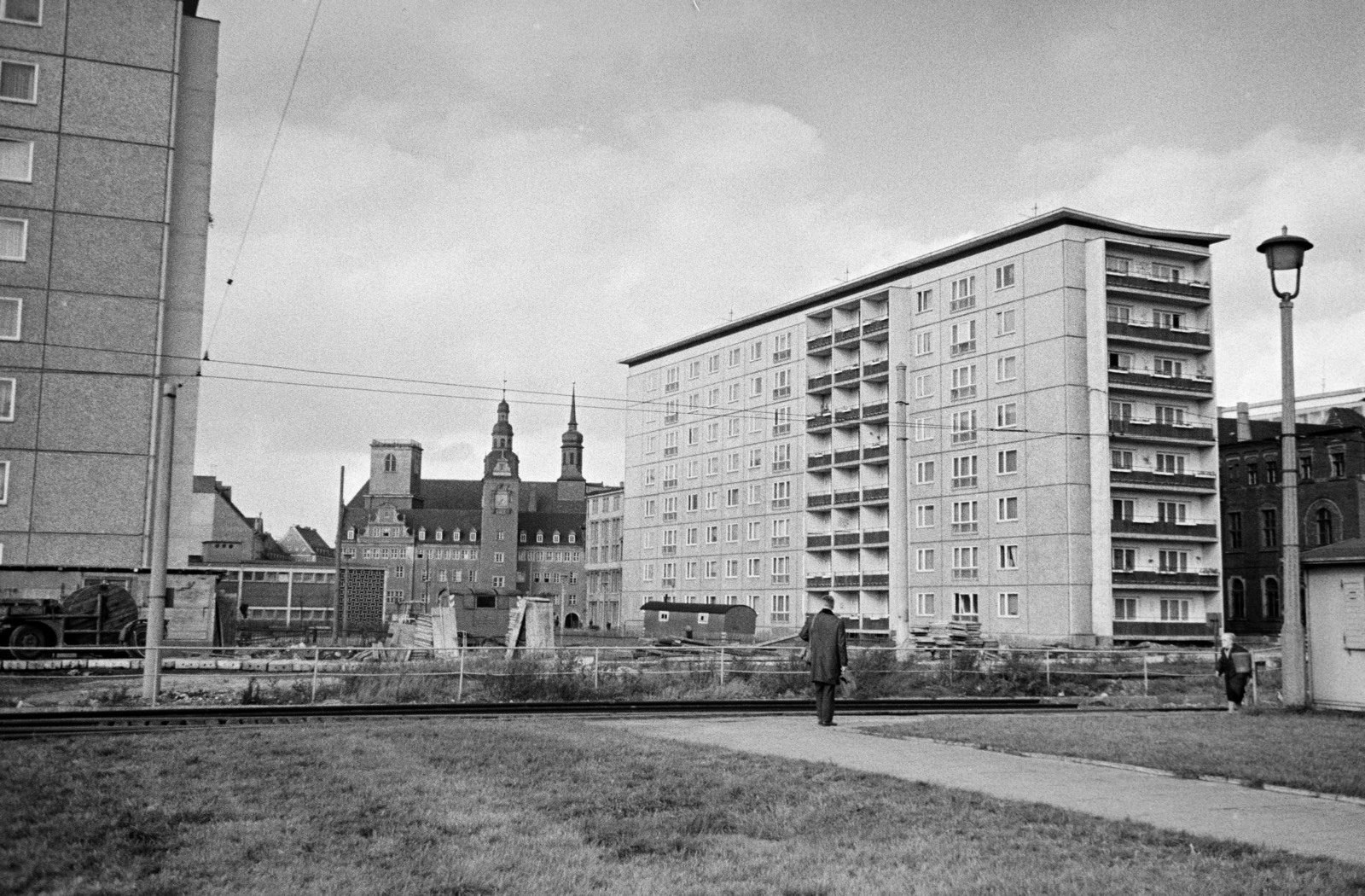 Germany, Chemnitz, (Karl-Marx-Stadt), Bahnhofstraße a Városháza és a Szent Jakab-templom felé nézve, jobbra a Bahnhofstraße 56-60. számú ház., 1967, Artfókusz, GDR, Fortepan #280803