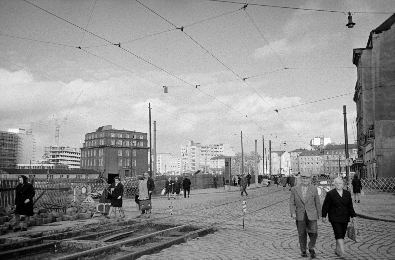 Németország, Chemnitz, (Karl-Marx-Stadt), Bahnhofstraße a Reitbahnstaße felől nézve, balra a Johannisplatz 10. számú ház., 1967, Artfókusz, Fábián József, NDK, Fortepan #280804