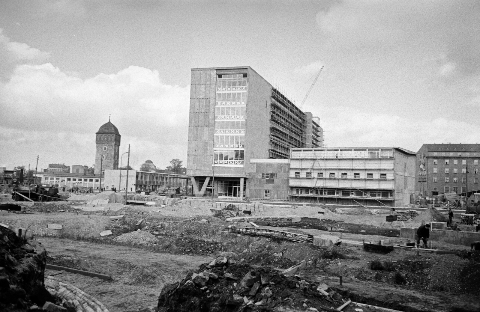 Németország, Chemnitz, (Karl-Marx-Stadt), építési terület az Am Rathaus felől a Rathausstraße felé, szemben az épülő postaépület, balra a háttérben a Roter Turm., 1966, Artfókusz, Fábián József, NDK, Fortepan #280805