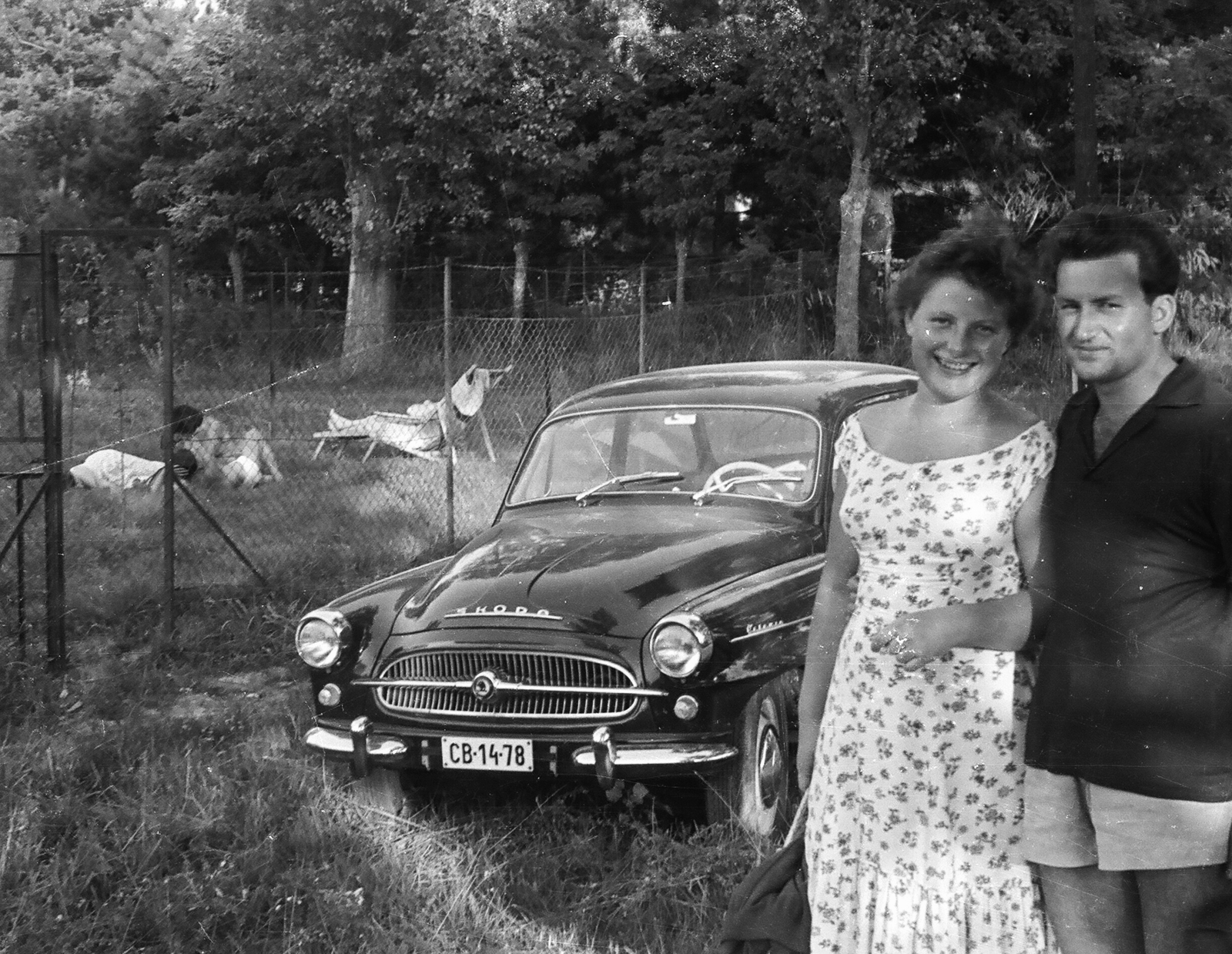 Skoda Octavia típusú csehszlovák gyártmányú személygépkocsi., 1959, Umann Kornél, transport, Skoda-brand, man, woman, deck chair, double portrait, number plate, girls'n'cars, Fortepan #28081