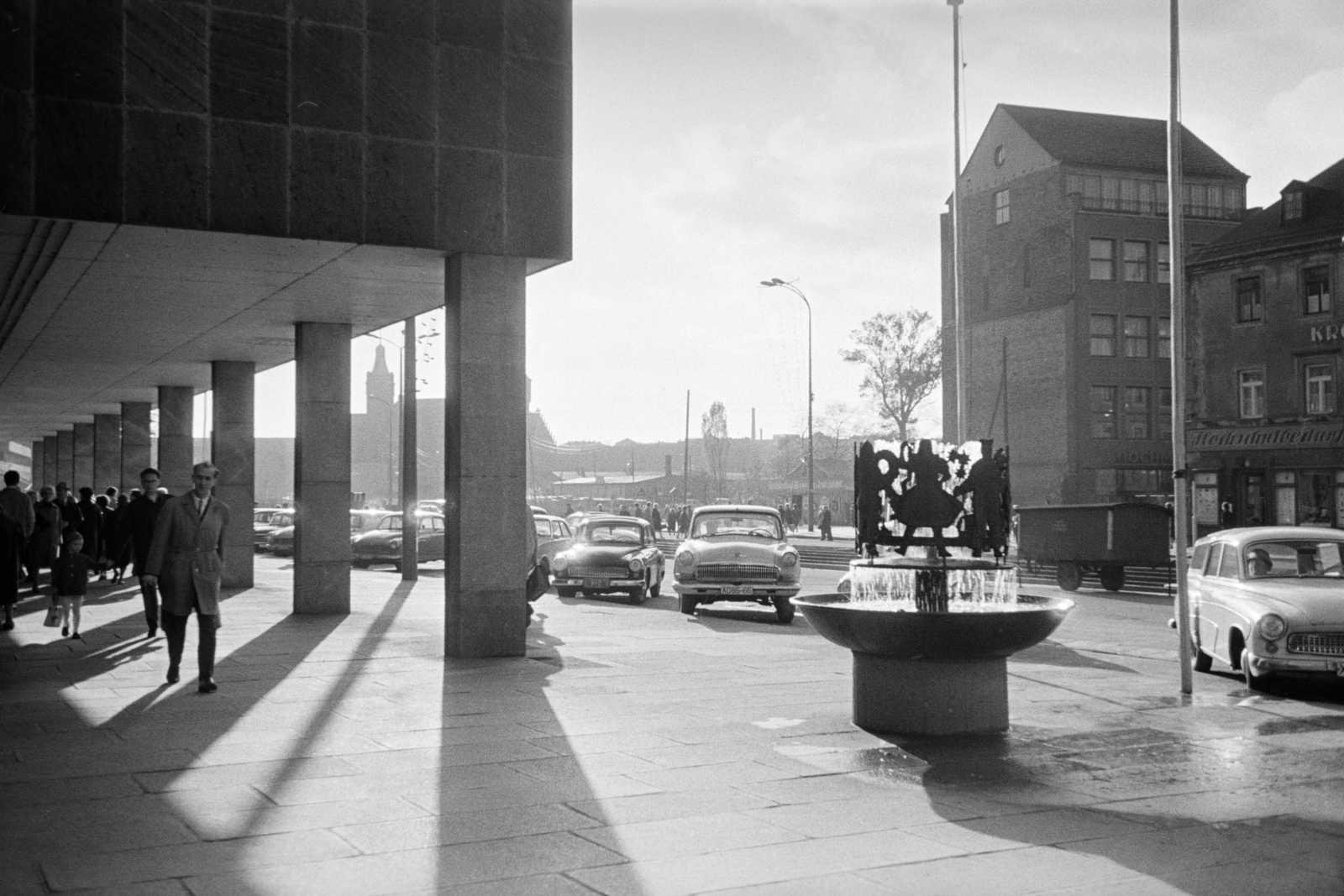 Németország, Chemnitz, (Karl Marx Stadt), Straße der Nationen a Brückenstraße (Karl-Marx-Allee) kereszteződés előtt, balra az árkádok között a Városháza tornya felé látni., 1966, Artfókusz, Fábián József, NDK, Fortepan #280810