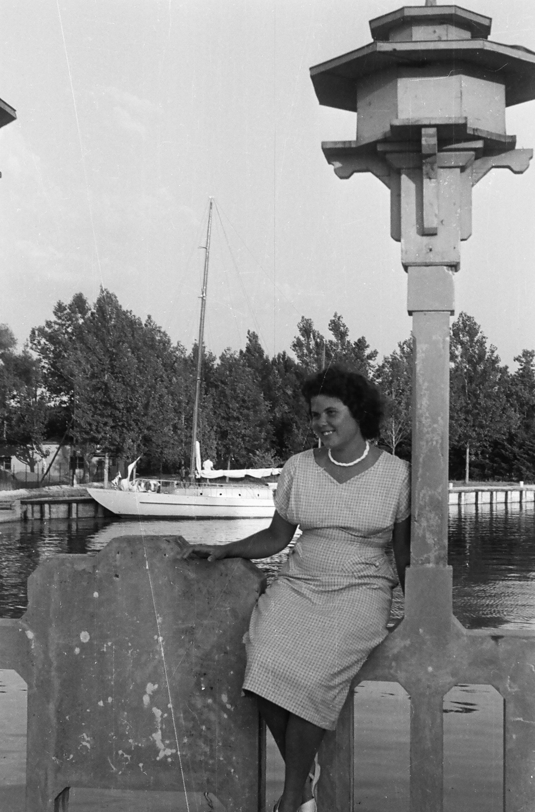 Hungary, Balatonföldvár, a Galamb-szigetre vezető híd, háttérben a kikötő., 1959, Umann Kornél, portrait, sailboat, woman, sitting on a handrail, Lake Balaton, Fortepan #28082