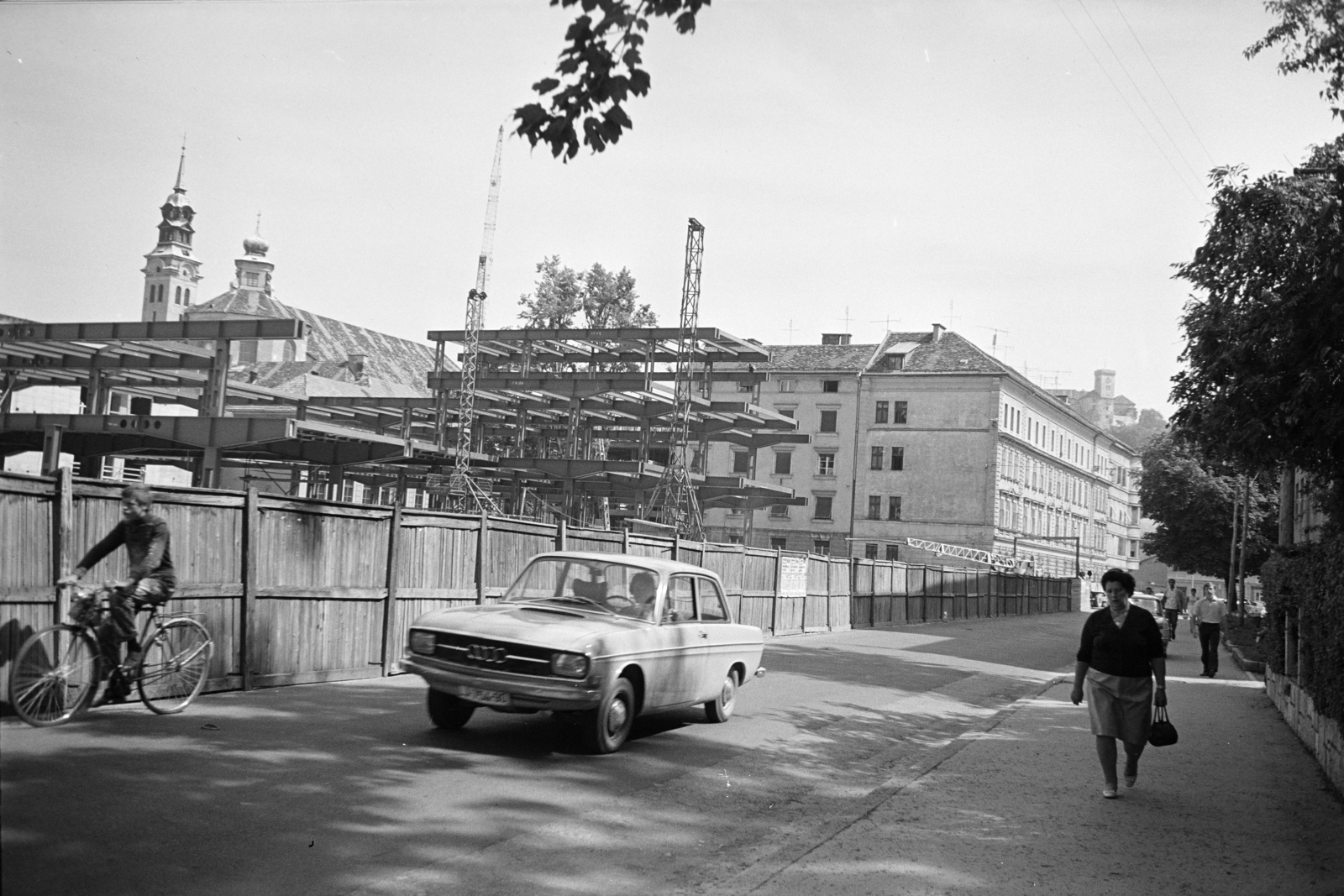 Szlovénia, Ljubljana, Erjavčeva cesta a Slovenska cesta felé nézve, balra az épülő Maximarket, mögötte a háttérben a Szentháromság-templom., 1969, Artfókusz, Fábián József, kerékpár, Jugoszlávia, Fortepan #280823