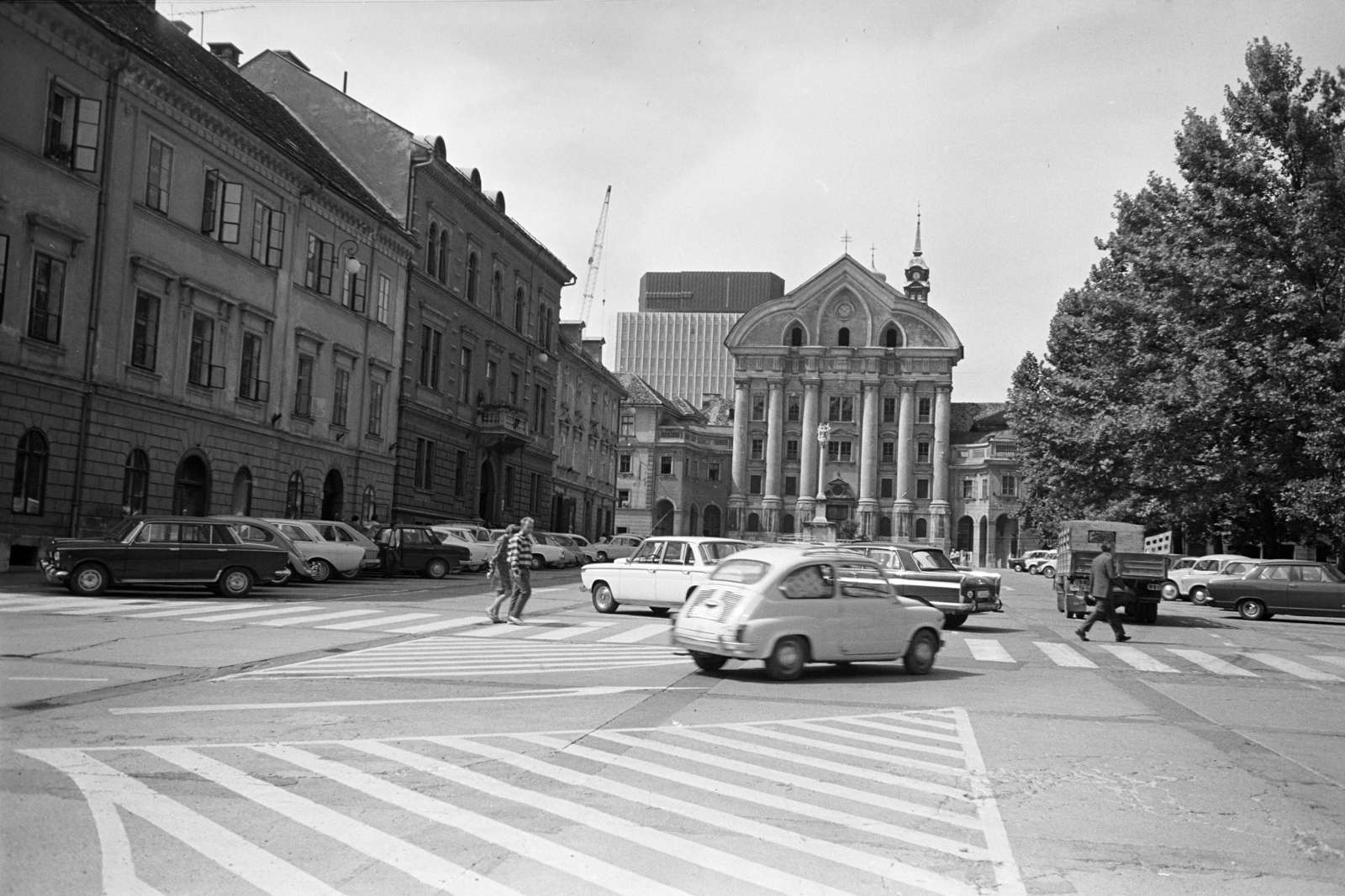 Slovenia, Ljubljana, Kongresni trg (Trg revolucije), szemben a Szentháromság-templom., 1969, Artfókusz, crosswalk, Yugoslavia, Fortepan #280824