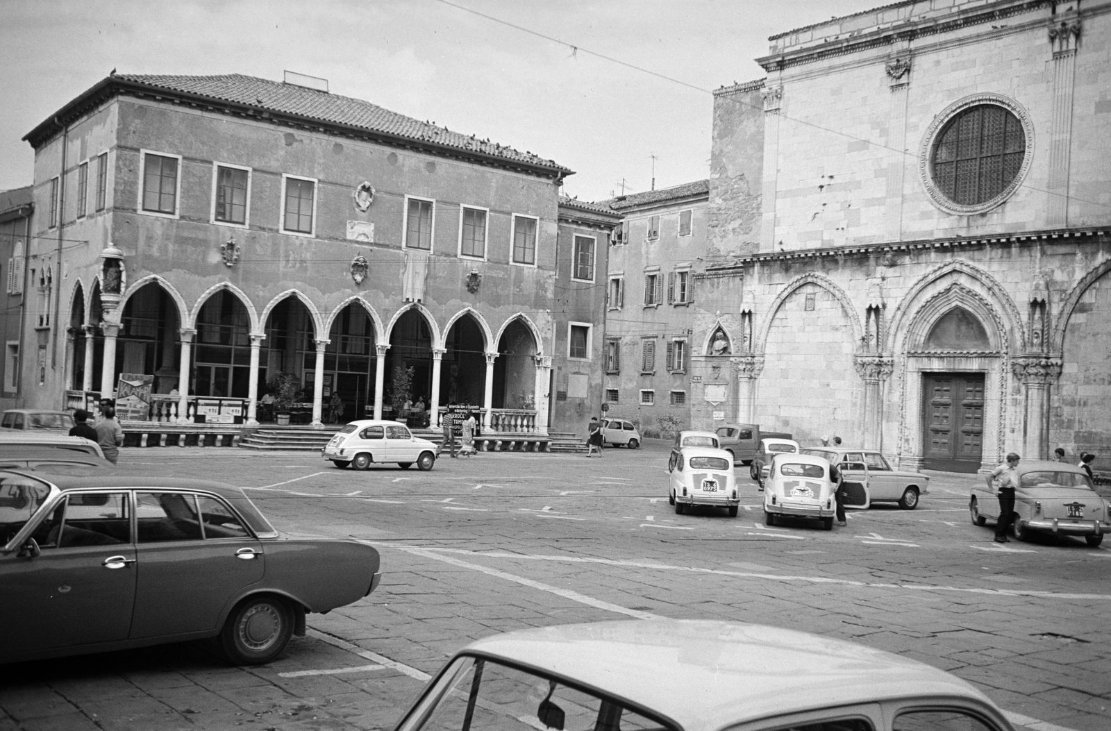 Slovenia, Koper, Titov trg, balra a Loggia, jobbra a Nagyboldogasszony-székesegyház (Stolnica Marijinega vnebovzetja)., 1970, Artfókusz, Yugoslavia, Fortepan #280828