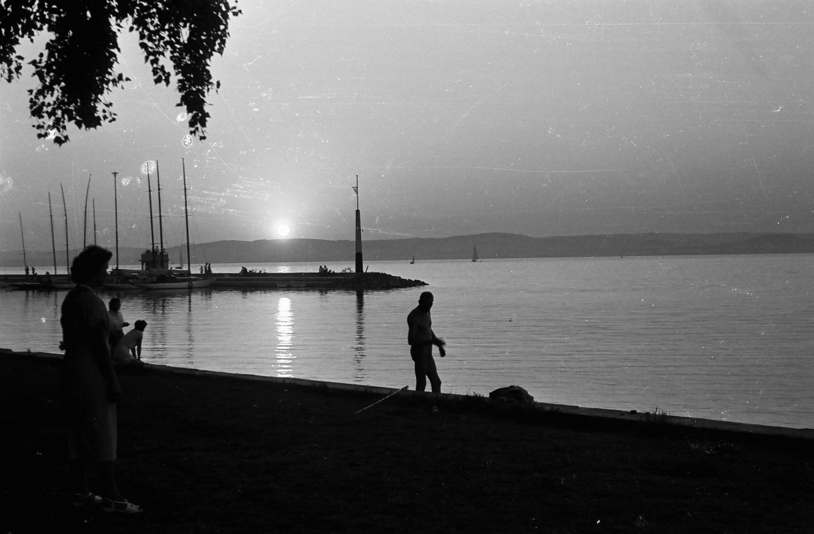 Hungary, Balatonföldvár, kikötői móló a Galamb szigetről nézve., 1959, Umann Kornél, sailboat, picture, shore, dusk, Lake Balaton, Fortepan #28083