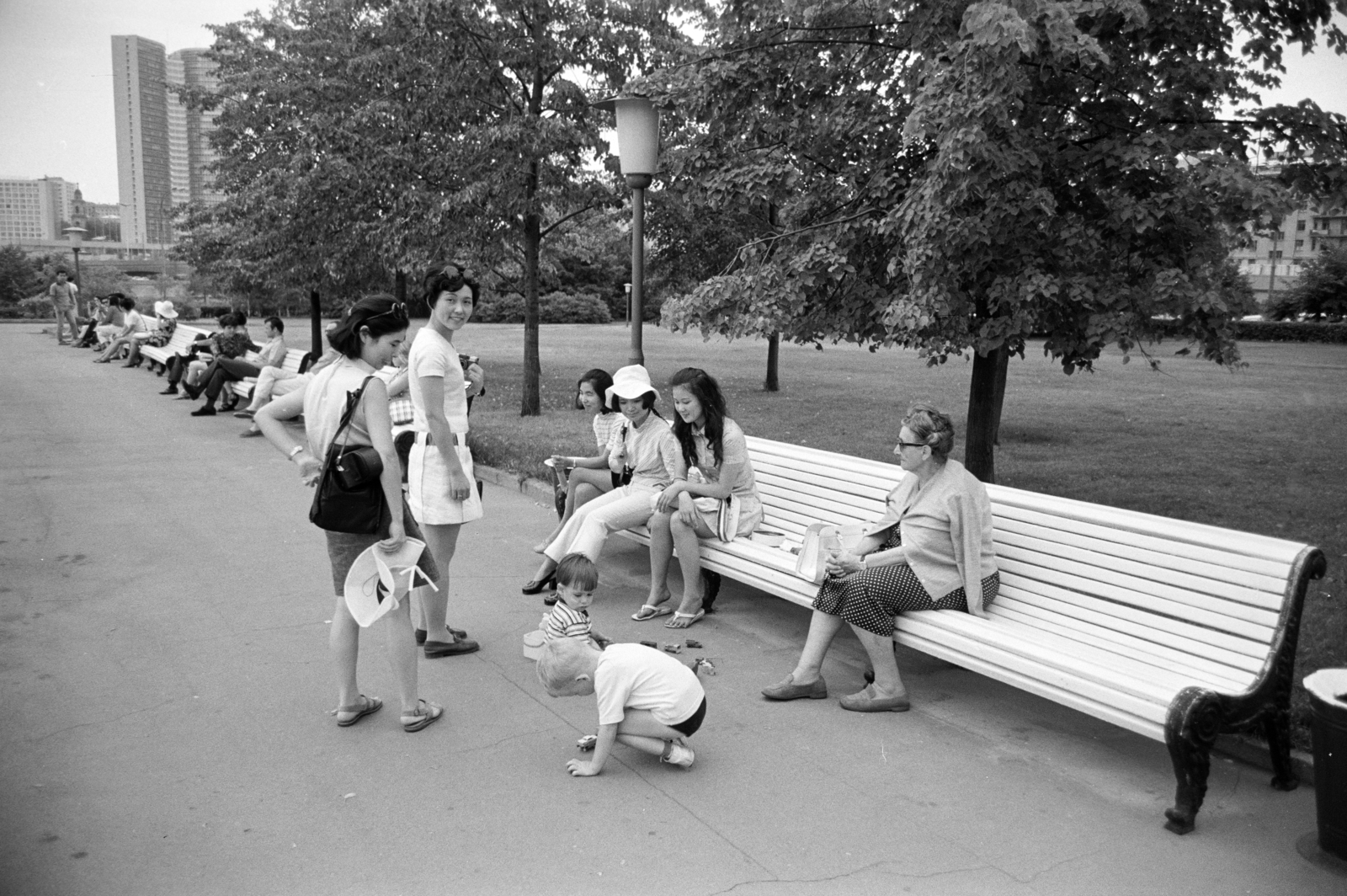 Russia, Moscow, az Ukrajna (Radisson Collection) szálló előtti tér a Moszkva folyó felé nézve, a háttérben a KGST-palota., 1970, Artfókusz, Soviet Union, Fortepan #280837