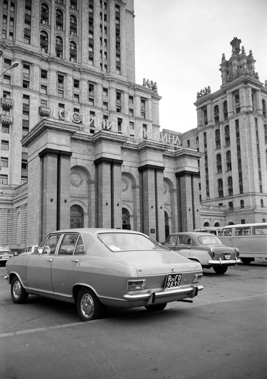 Russia, Moscow, Moszkva látkép az Ukrajna (Radisson) szállótól a Moszkva folyó felé. Háttérben a Kudrinszkaja (Felkelés) téri toronyépület, a "Pilóták háza"., 1970, Artfókusz, Soviet Union, Fortepan #280838