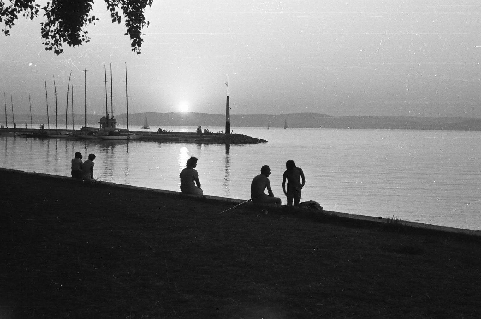 Hungary, Balatonföldvár, kikötői móló a Galamb szigetről nézve., 1959, Umann Kornél, sailboat, picture, dusk, Lake Balaton, Fortepan #28084