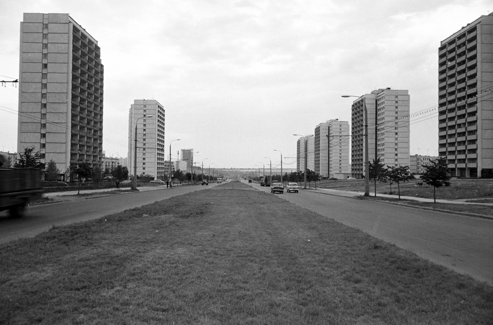 Oroszország, Moszkva, proszpekt Vernadszkogo az 53-as számtól az ulica Lobacsevszkogo felé nézve., 1970, Artfókusz, Fábián József, Best of, lakótelep, Szovjetunió, Fortepan #280841
