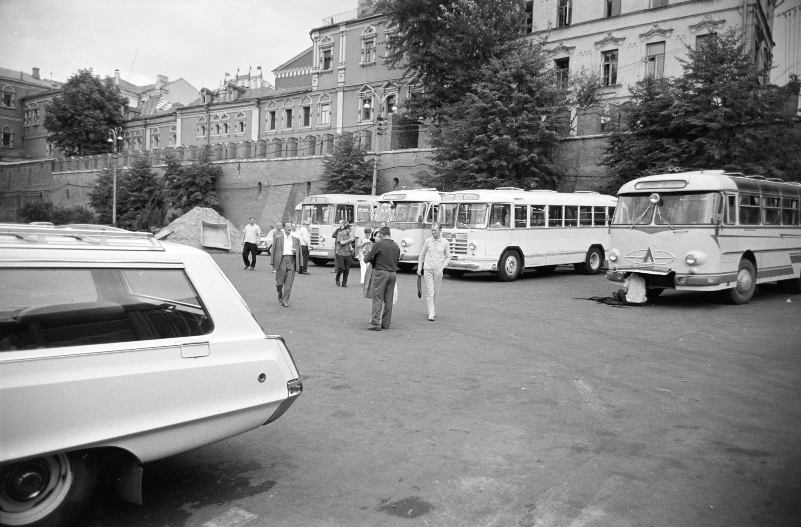 Oroszország, Moszkva, Forradalom tér (plosagy Revoljucii, ekkor plosagy Szverdlova)., 1970, Artfókusz, Fábián József, autóbusz, Szovjetunió, Fortepan #280843