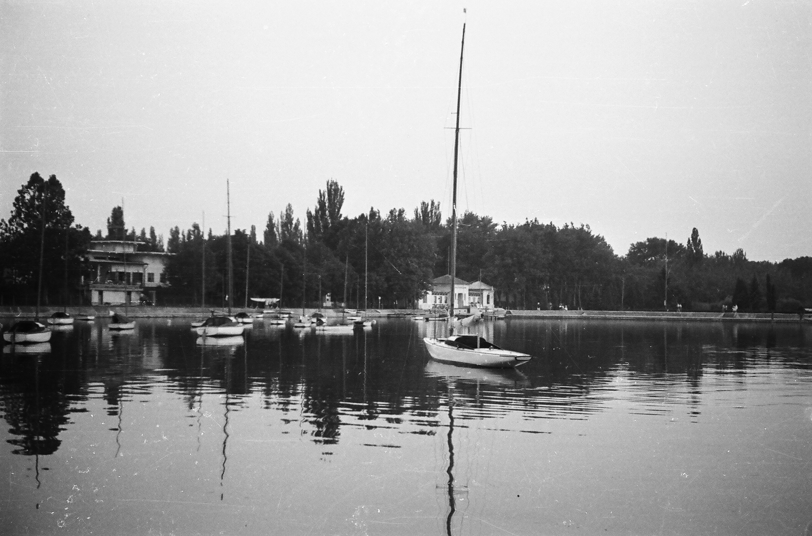 Hungary, Balatonföldvár, kikötő, a parton a Klubház és a pénztár épület., 1959, Umann Kornél, sailboat, shore, Lake Balaton, Fortepan #28085