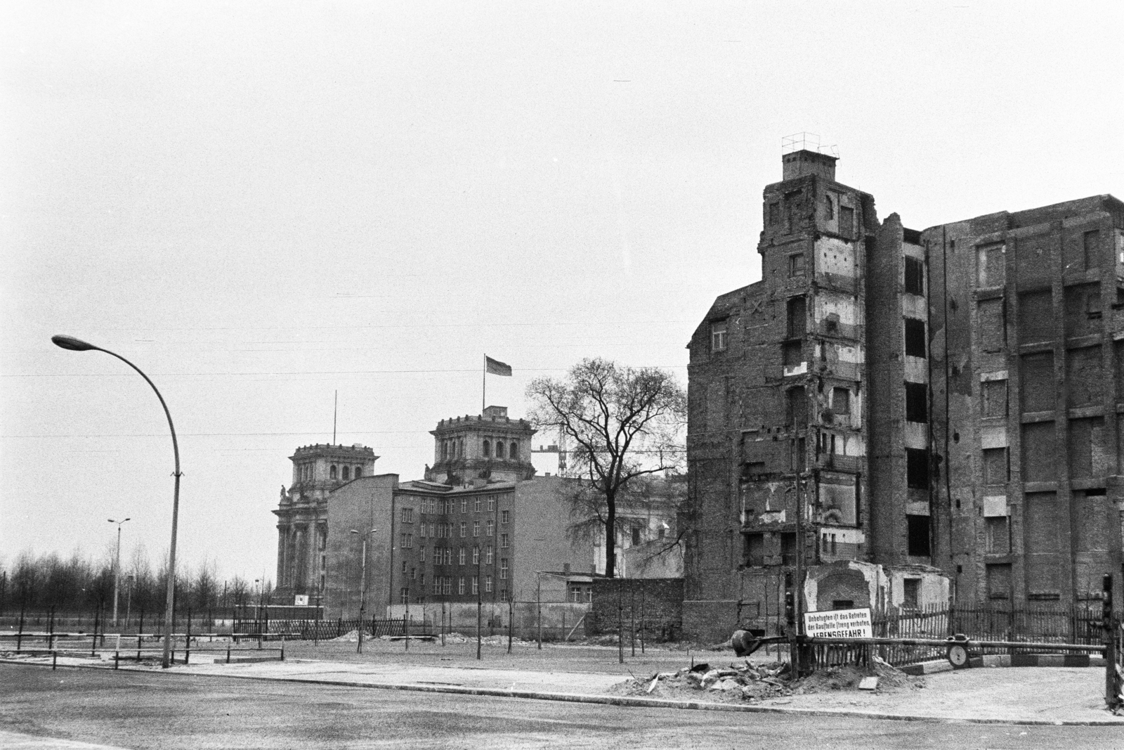 Németország, Berlin, Pariser Platz, háttérben a Reichstag déli, Scheidemannstrasse felöli homlokzata látható., 1962, Artfókusz, Fábián József, NDK, Kelet-Berlin, Berlini fal, Nyugat-Berlin, Fortepan #280852