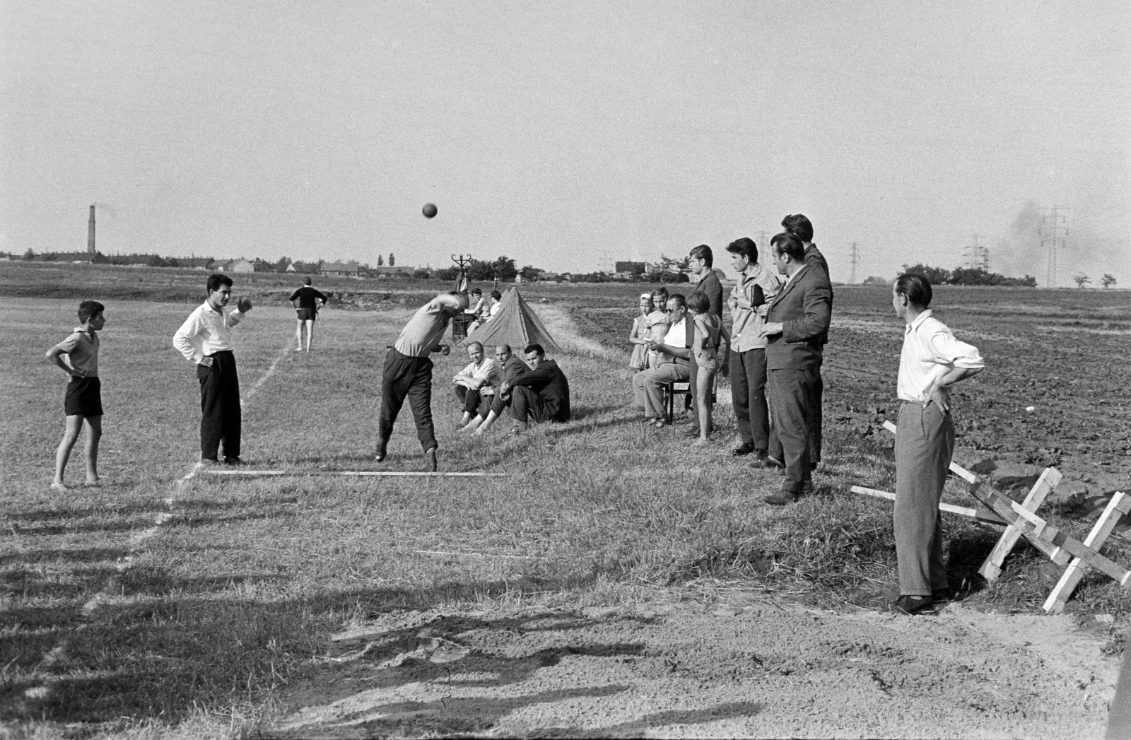 Hungary, Budapest X., Sibrik Miklós út, sportpálya a mai Gőzmozdony és Bányató utca közötti területen., 1960, Artfókusz, shot put, athletics, Budapest, Fortepan #280857