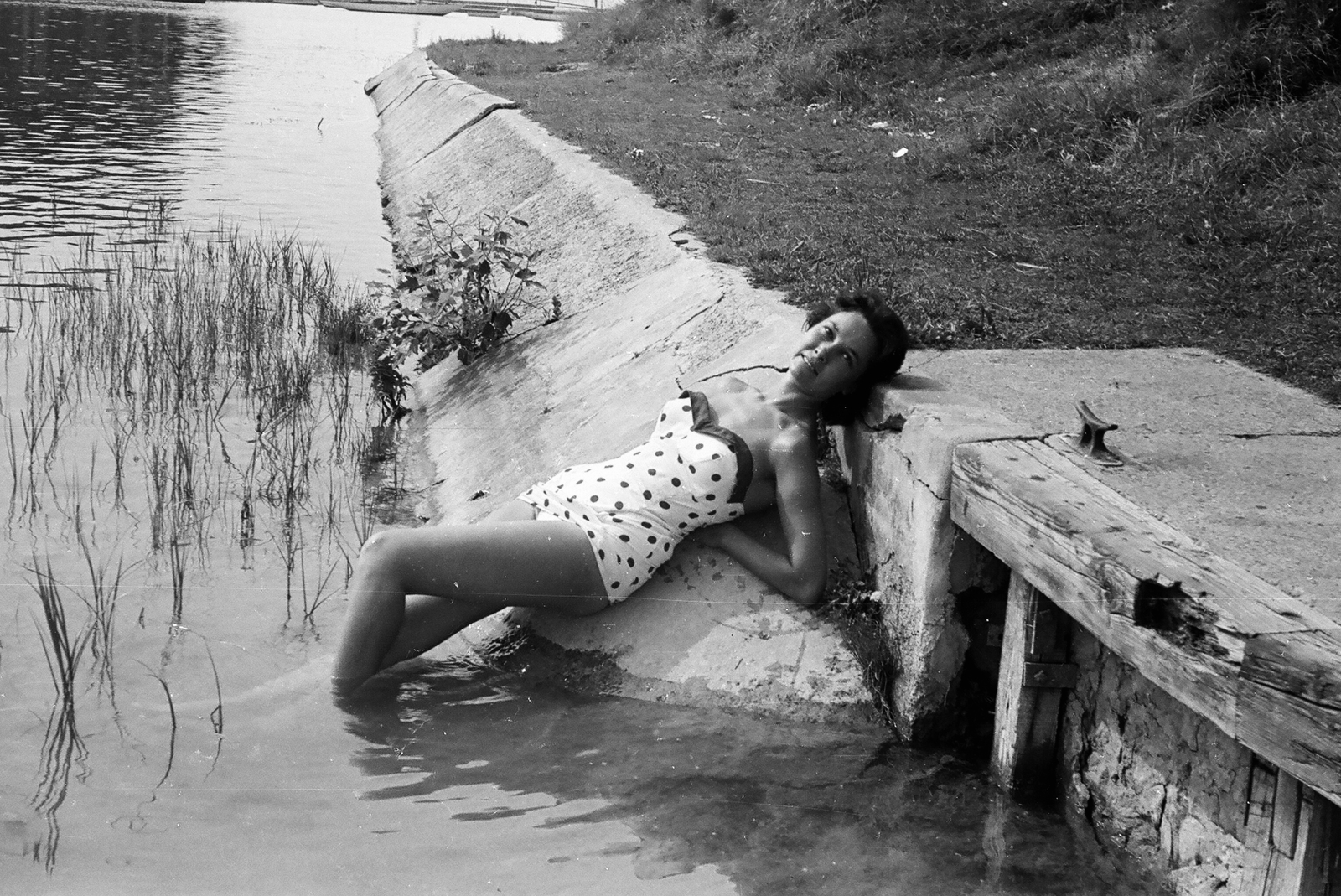 Hungary, Balatonföldvár, a felvétel a Galamb-sziget partjánál készült., 1959, Umann Kornél, portrait, bathing suit, shore, lady, Lake Balaton, Fortepan #28086