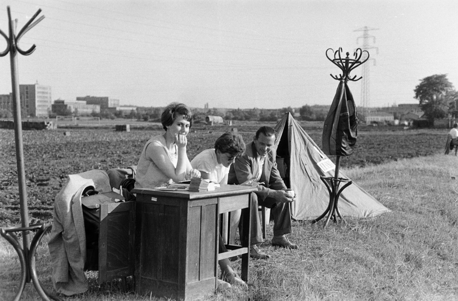 Magyarország, Budapest X., Sibrik Miklós út, sportpálya a mai Gőzmozdony és Bányató utca közötti területen., 1960, Artfókusz, Fábián József, sátor, íróasztal, kakukktojás, ruhafogas, Budapest, Fortepan #280860