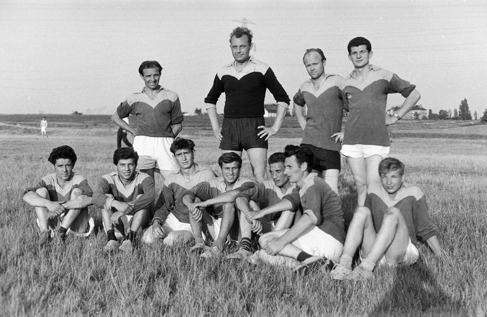 Hungary, Budapest X., Sibrik Miklós út, sportpálya a mai Gőzmozdony és Bányató utca közötti területen., 1960, Artfókusz, odd one out, soccer team, sport jersey, akimbo, sitting on the ground, Budapest, Fortepan #280865