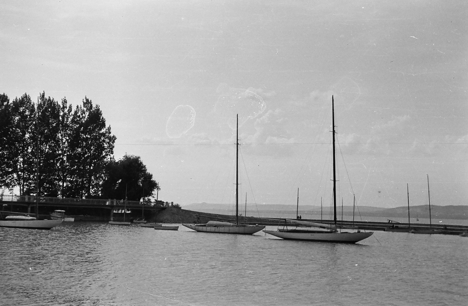 Hungary, Balatonföldvár, a kikötő a Galamb-szigetről nézve., 1959, Umann Kornél, sailboat, boat, Lake Balaton, Fortepan #28087