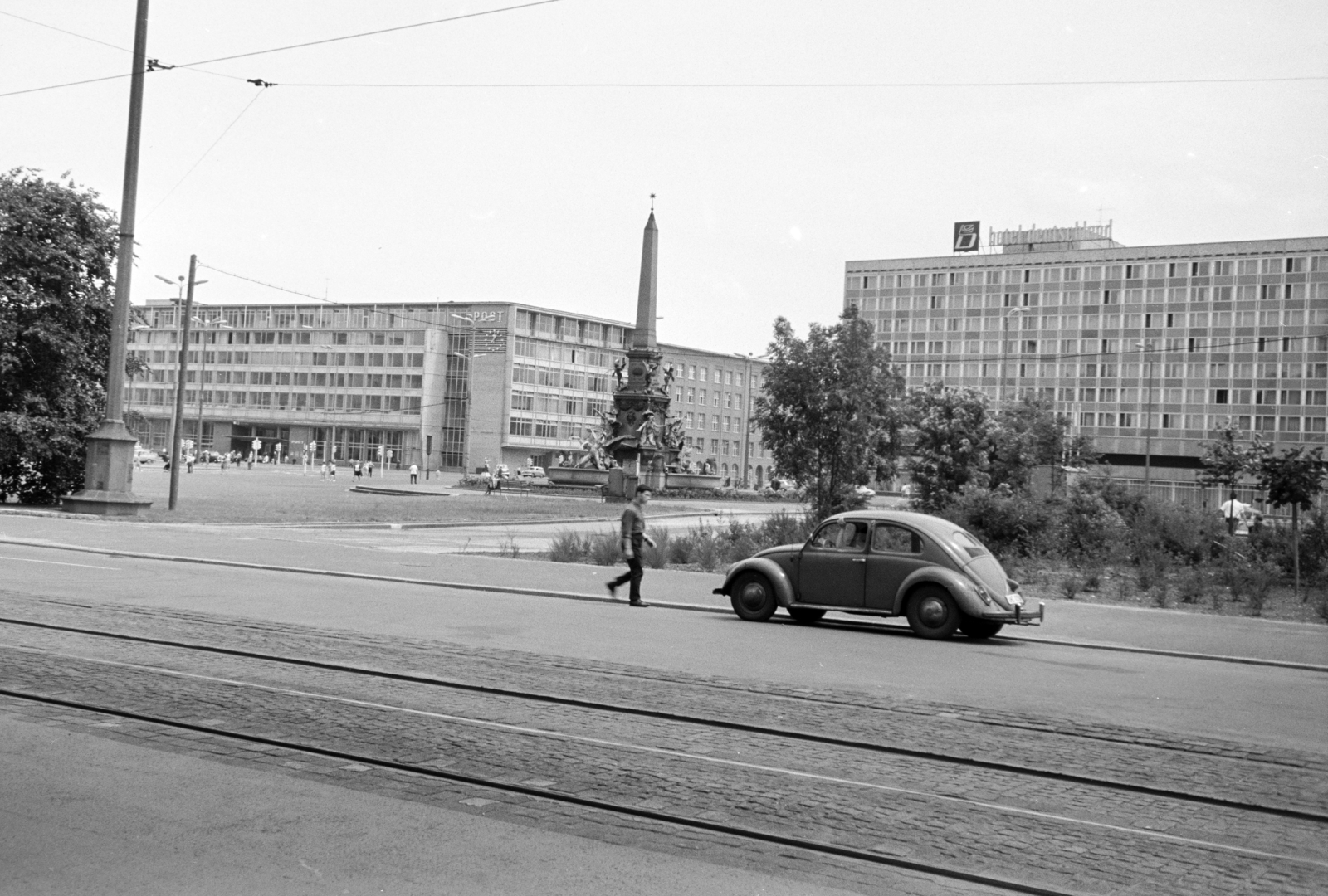 Germany, Leipzig, Augustusplatz (Karl-Marx-Platz), balra Motel One Leipzig-Post, jobbra az Interhotel Deutschland. Előtérben a Mendebrunnen., 1964, Artfókusz, GDR, Fortepan #280889