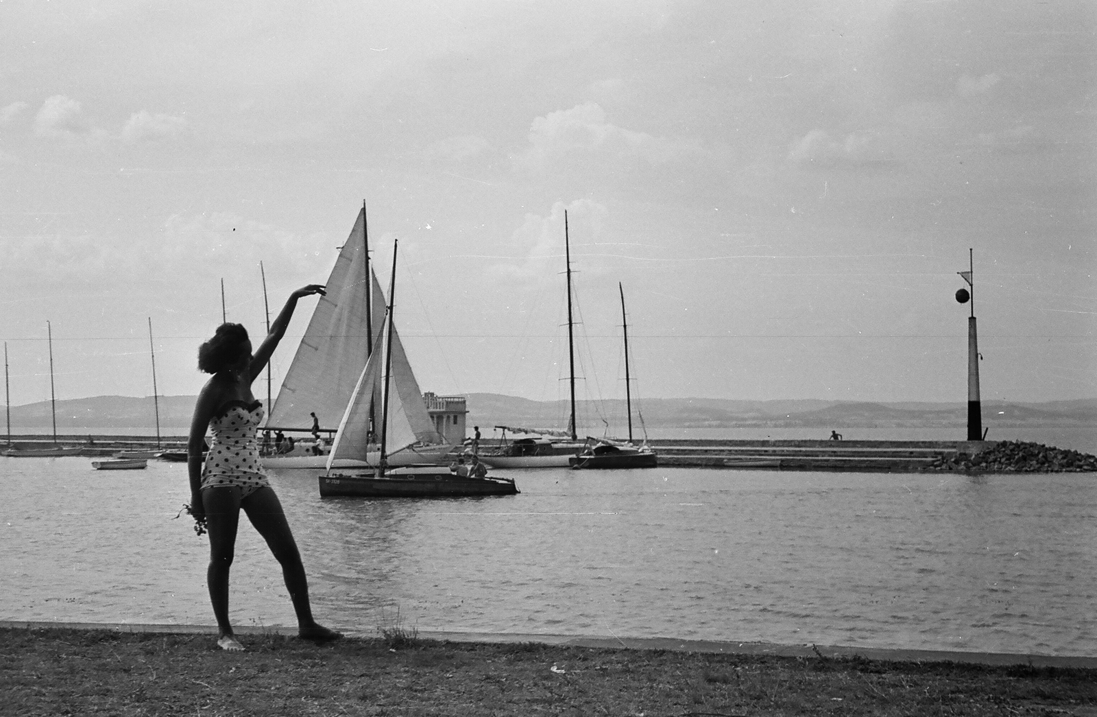 Hungary, Balatonföldvár, a kikötő a Galamb-szigetről nézve., 1959, Umann Kornél, portrait, bathing suit, sailboat, shore, posture, lady, pier, Lake Balaton, storm warning, Fortepan #28089