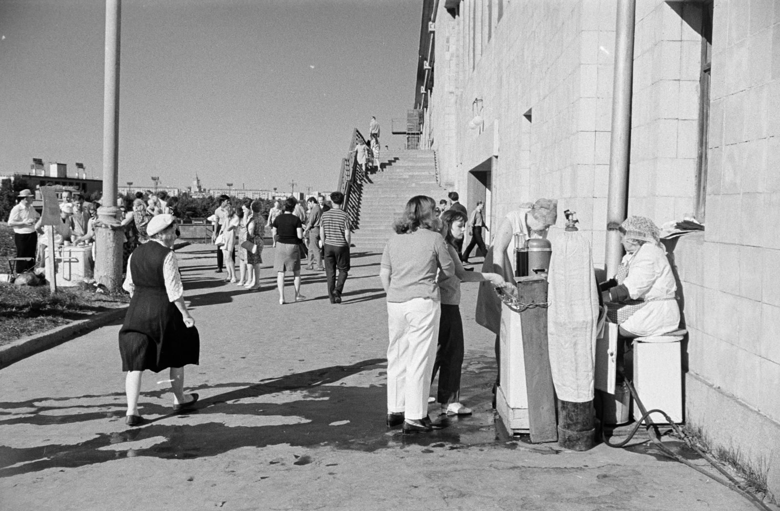 Russia, Moscow, a felvétel a Luzsnyiki metróhíd déli hídfője mellett készült., 1970, Artfókusz, Soviet Union, refreshments, Fortepan #280896