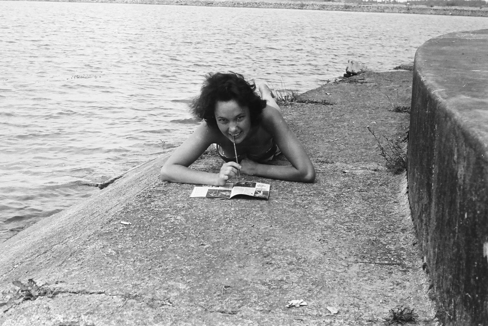 Hungary, Balatonföldvár, a felvétel a Galamb-sziget partjánál készült., 1959, Umann Kornél, portrait, bathing suit, newspaper, shore, lady, lying on stomach, Lake Balaton, Fortepan #28090
