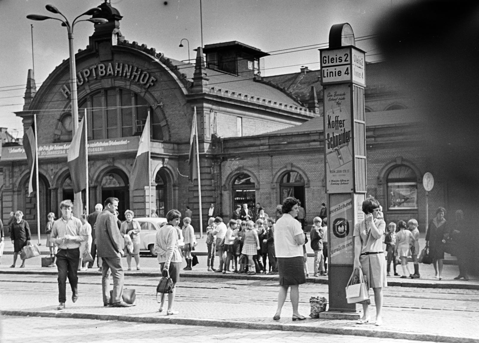 Németország, Erfurt, Willy-Brandt-Platz (Am Bahnhofsplatz), villamosmegálló a Hauptbahnhof előtt., 1965, Artfókusz, Fábián József, Fortepan #280904